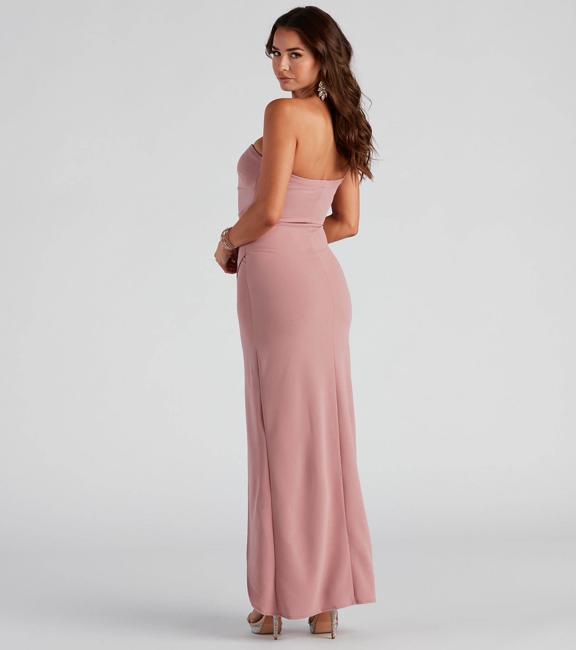 Iris One-Shoulder Crepe Dress is the perfect prom dress pick with on-trend details to make the 2024 dance your most memorable event yet!