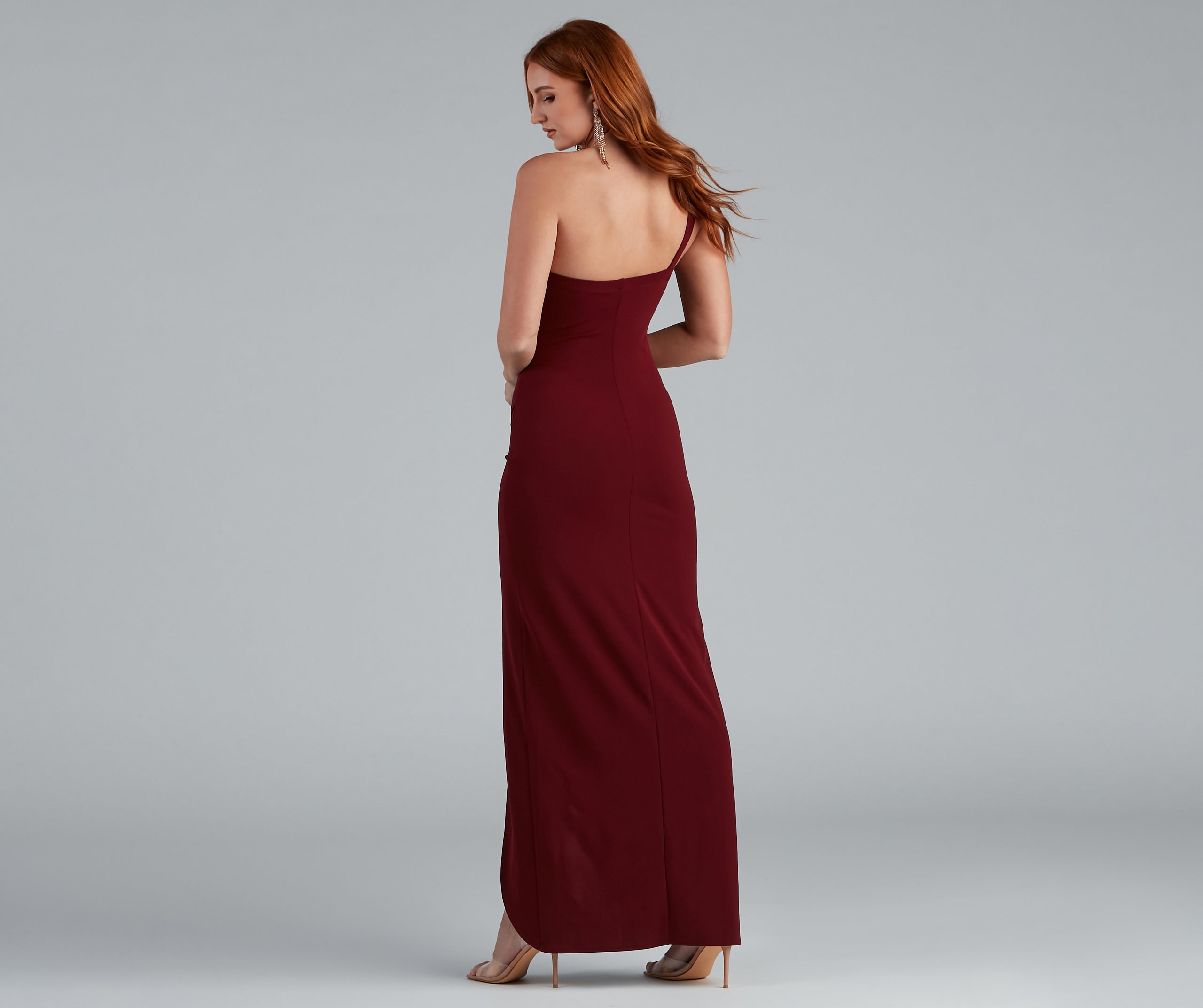 Iris One-Shoulder Crepe Dress is the perfect prom dress pick with on-trend details to make the 2024 dance your most memorable event yet!