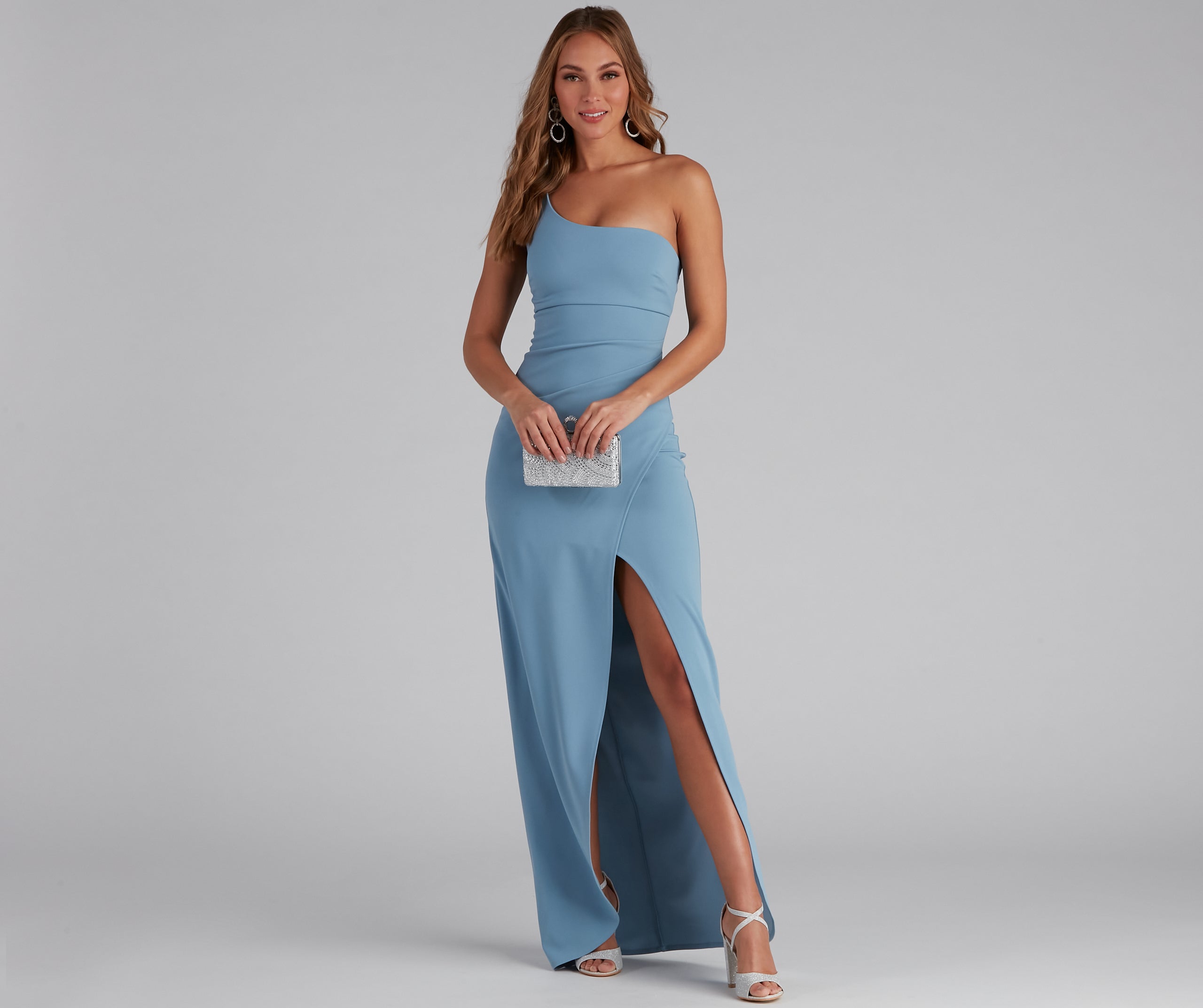 Iris One-Shoulder Crepe Dress is the perfect prom dress pick with on-trend details to make the 2024 dance your most memorable event yet!