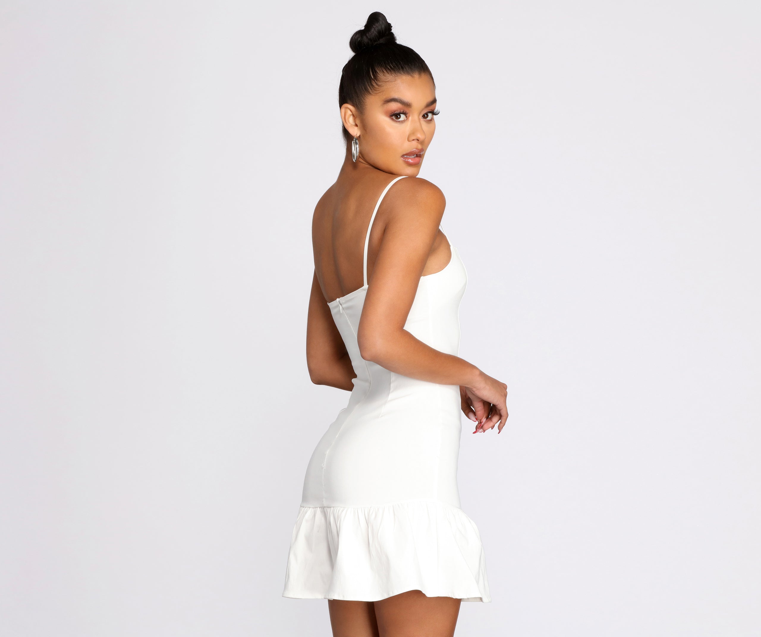 Main Girl Ruffled Mini Dress is a trendy pick to create 2023 festival outfits, festival dresses, outfits for concerts or raves, and complete your best party outfits!