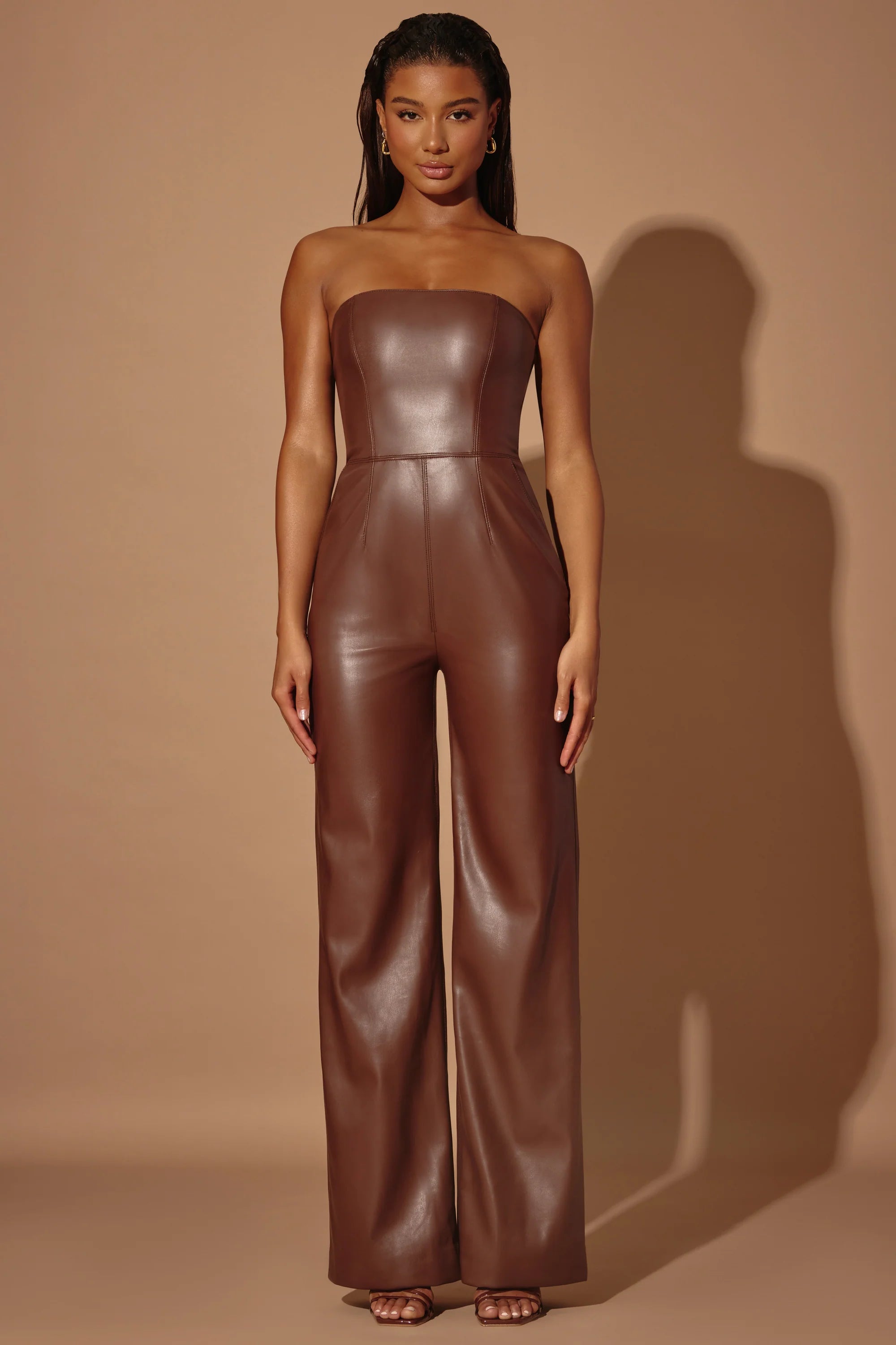 Trägerloser Jumpsuit aus veganem Leder mit weitem Bein in Braun