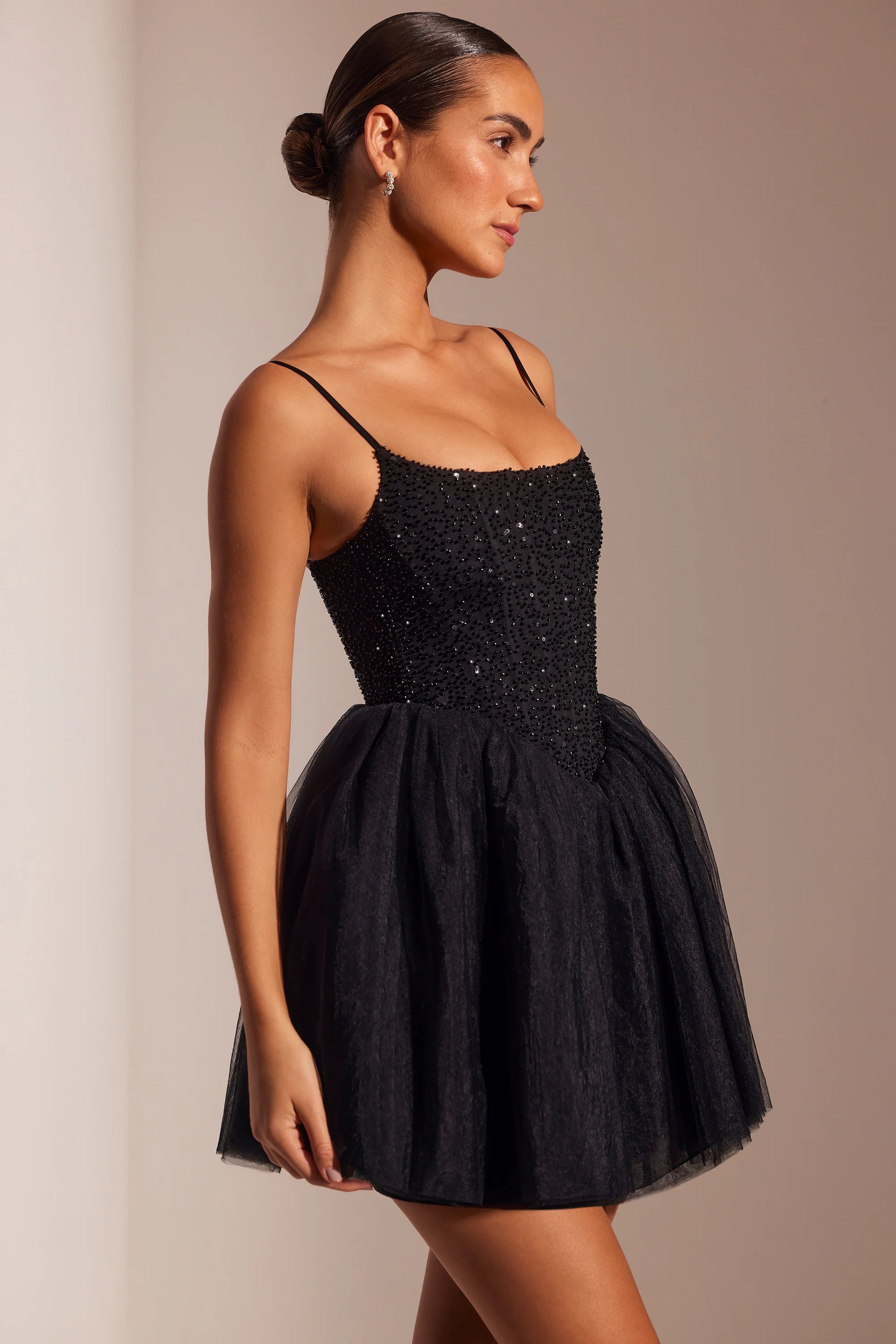 Mini abito con gonna in tulle con corsetto decorato in nero