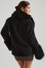 Cappotto in shearling con ampie tasche frontali in nero