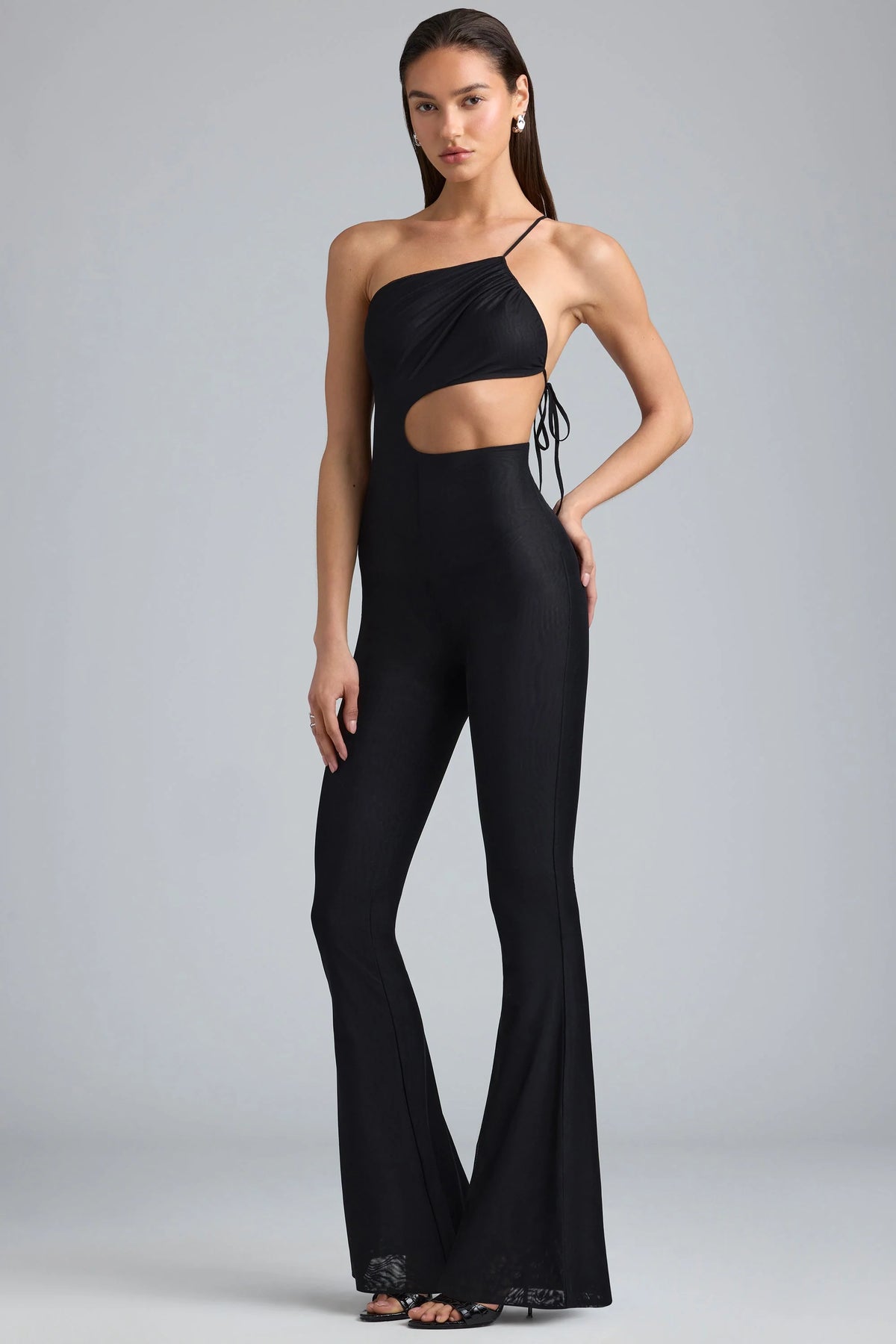 Ausgestellter Jumpsuit mit Cut-Out und Rüschen in Metallic-Optik in Schwarz