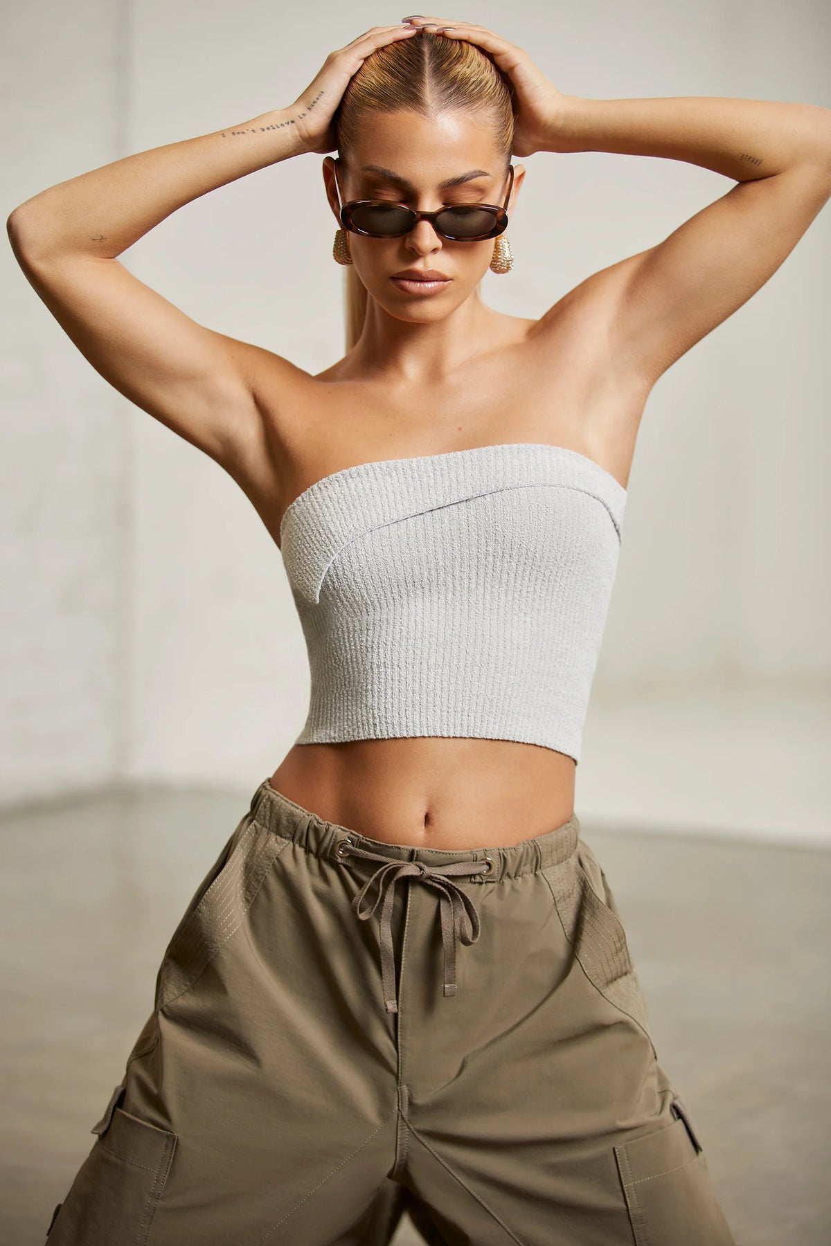 Überlappendes Bandeau-Crop-Top in Grau