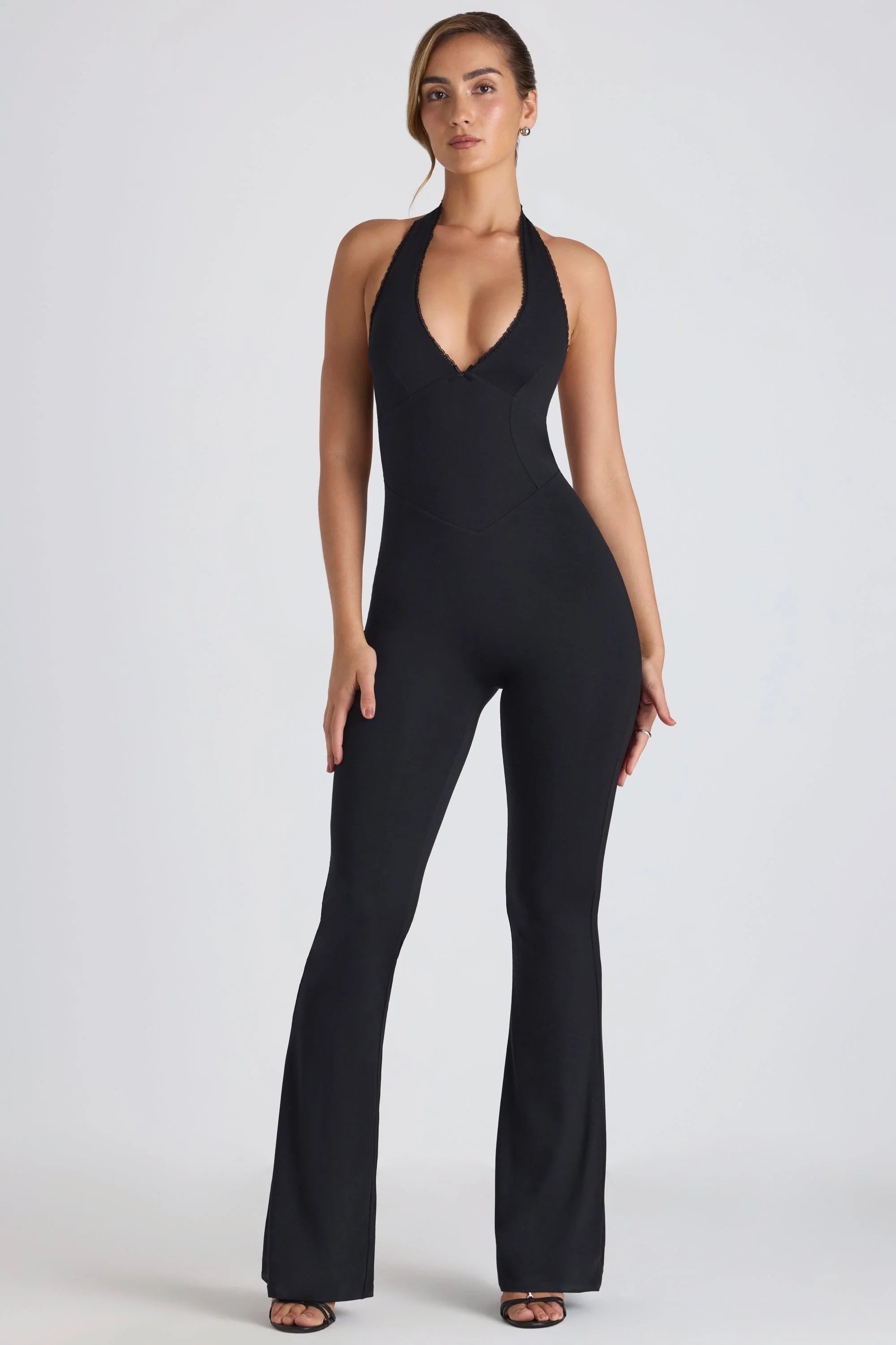 Ausgestellter Jumpsuit aus Modal mit Cut-Outs und Spitzenbesatz in Schwarz