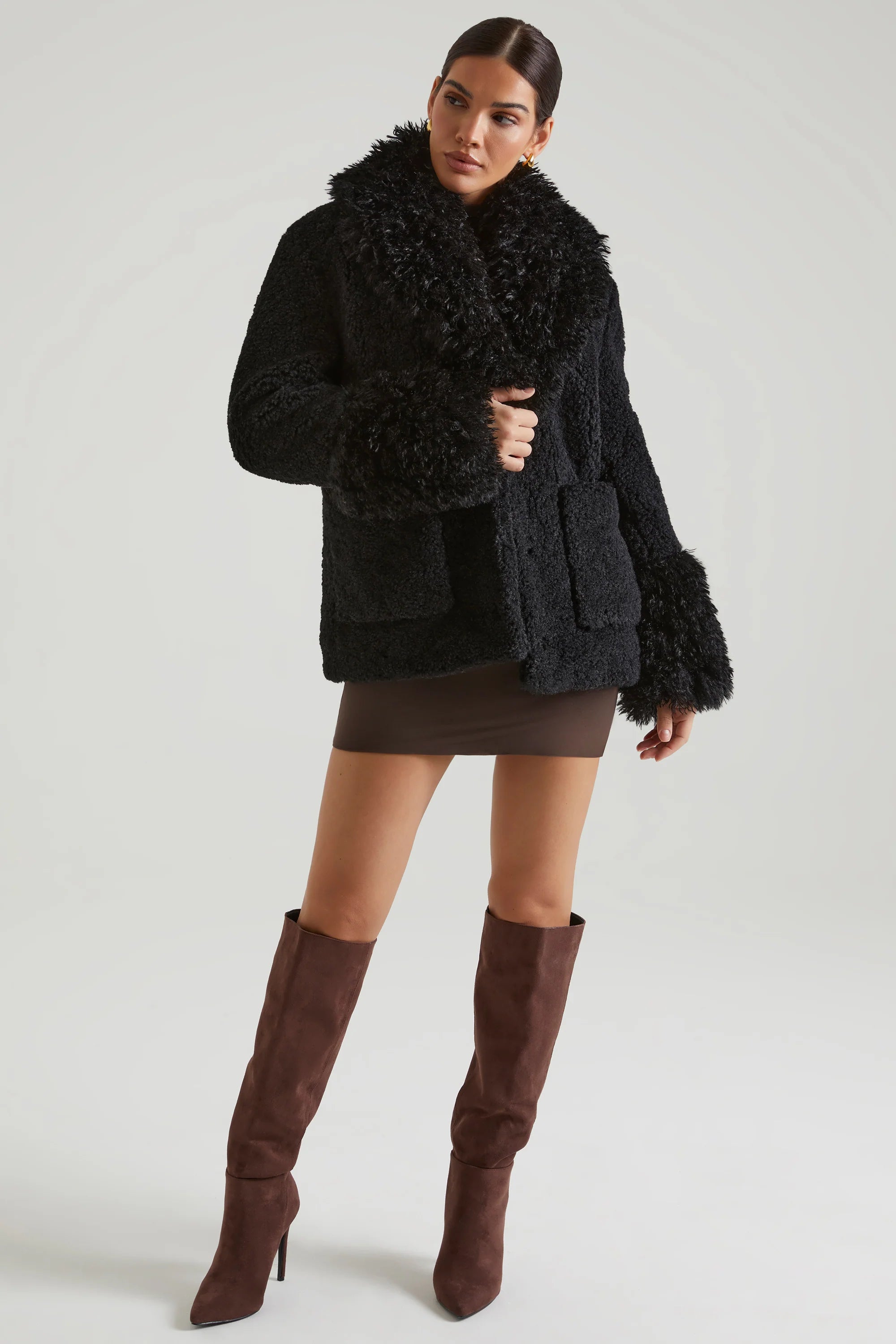 Cappotto in shearling con ampie tasche frontali in nero