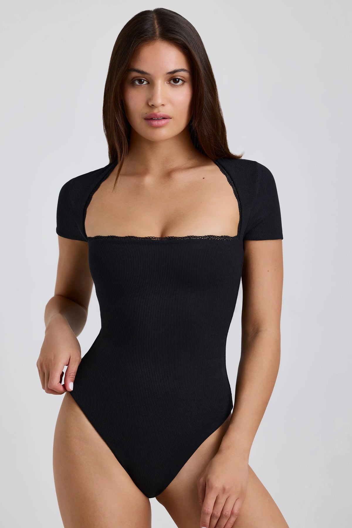 Gerippter Modal-Bodysuit mit Spitzenbesatz in Schwarz