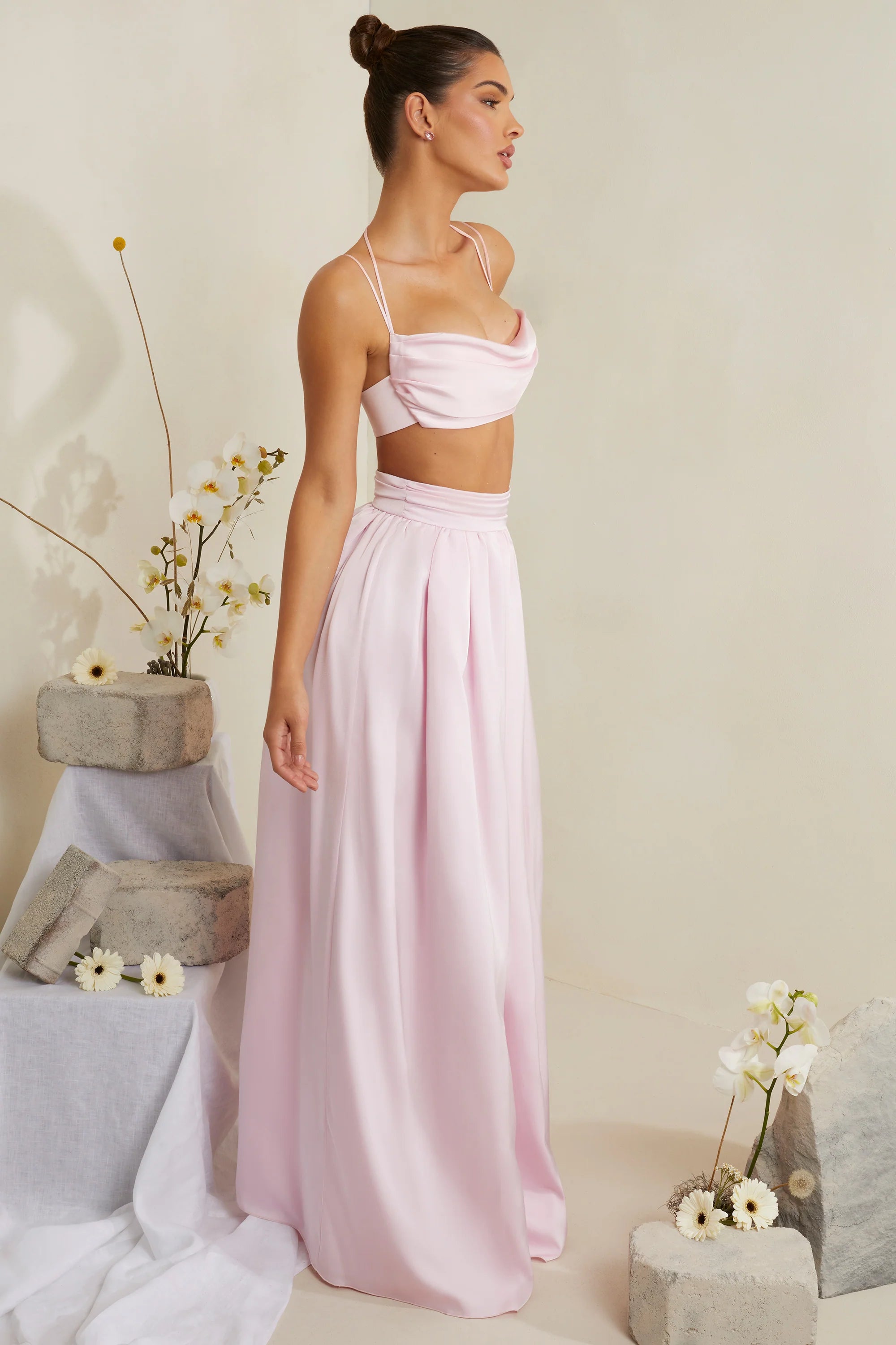 Crop-Top aus schwerem Satin mit Wasserfallausschnitt in Rosa