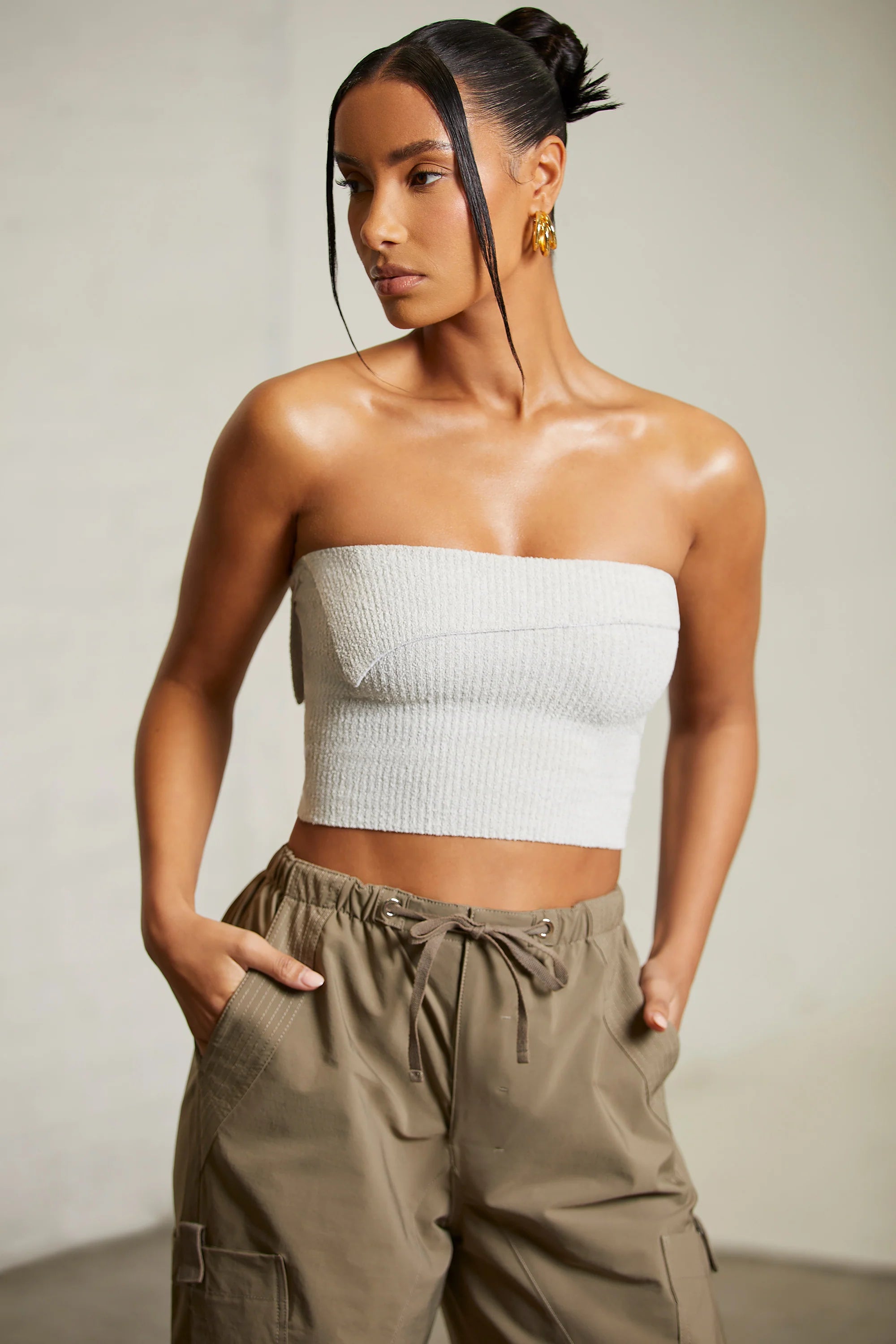 Überlappendes Bandeau-Crop-Top in Grau