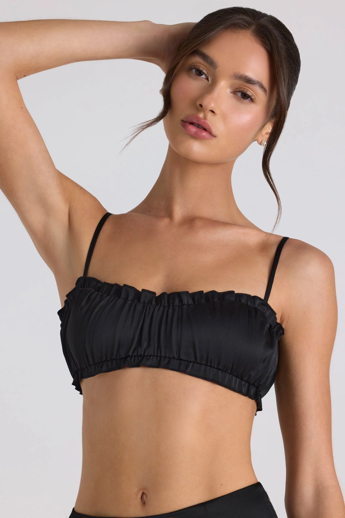 Crop Top mit gesmokten Rüschenbesatz in Schwarz