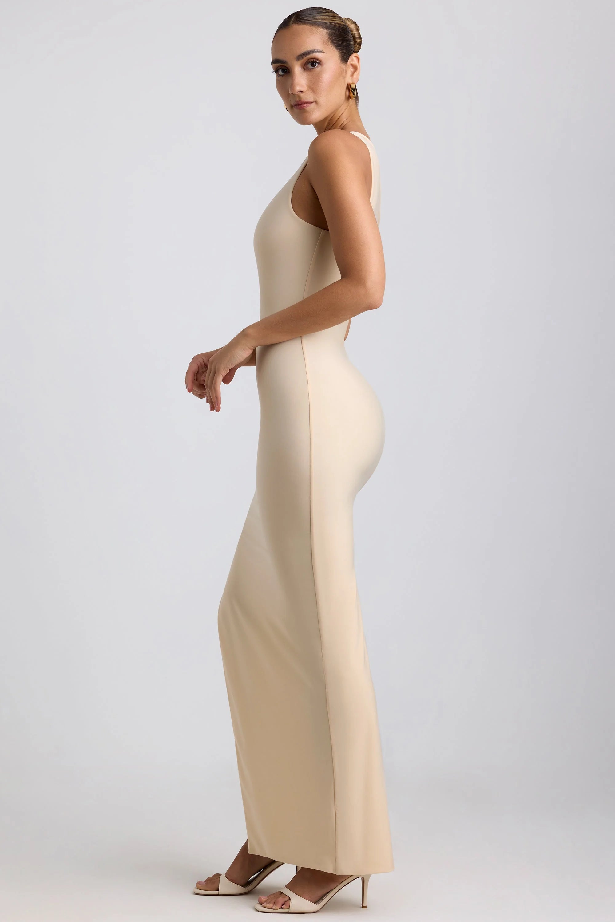 Gerafftes, asymmetrisches Maxikleid mit One-Shoulder-Träger in Buttercreme