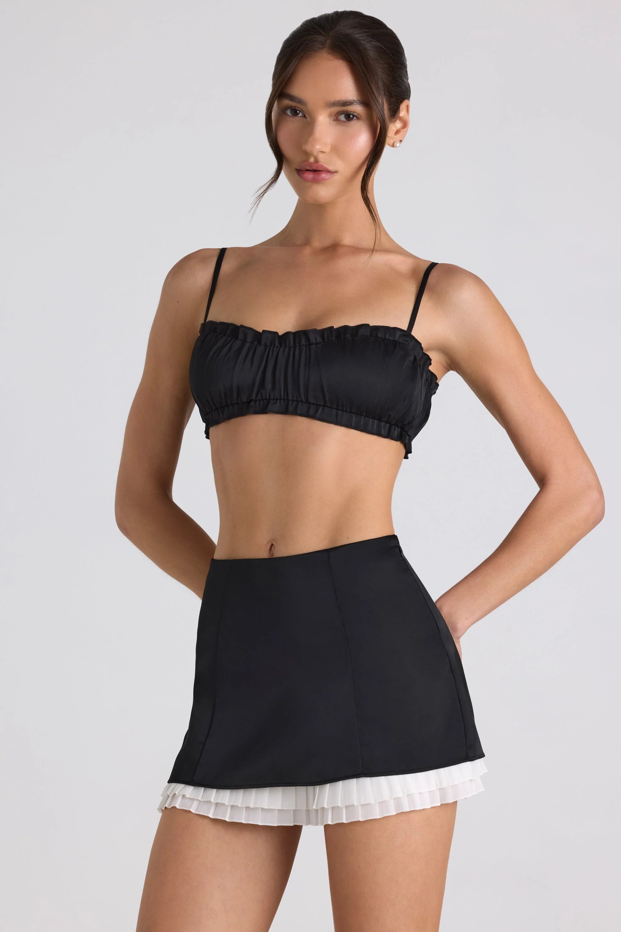 Crop Top mit gesmokten Rüschenbesatz in Schwarz