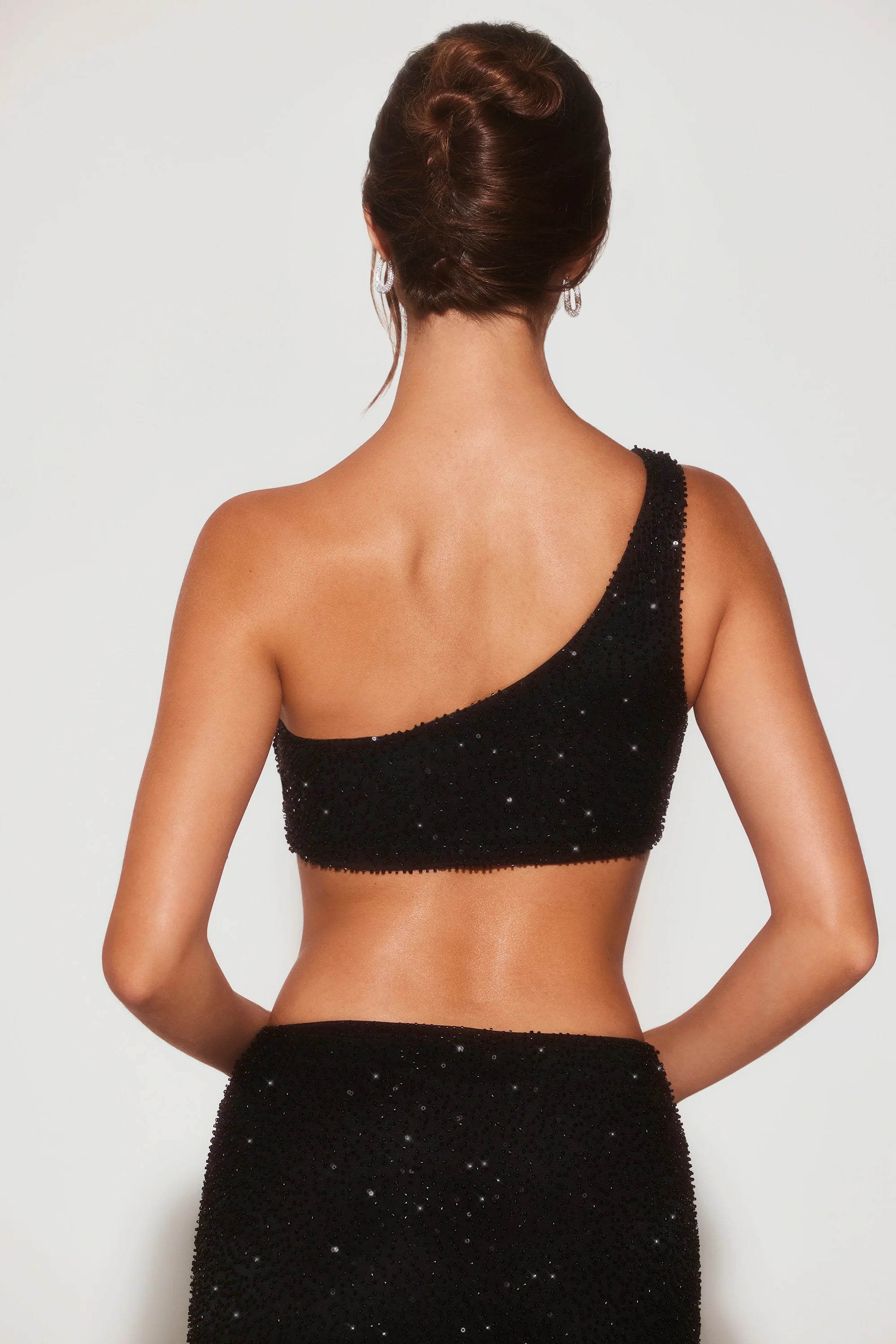 Verziertes One-Shoulder-Crop-Top mit Knotendetail in Schwarz