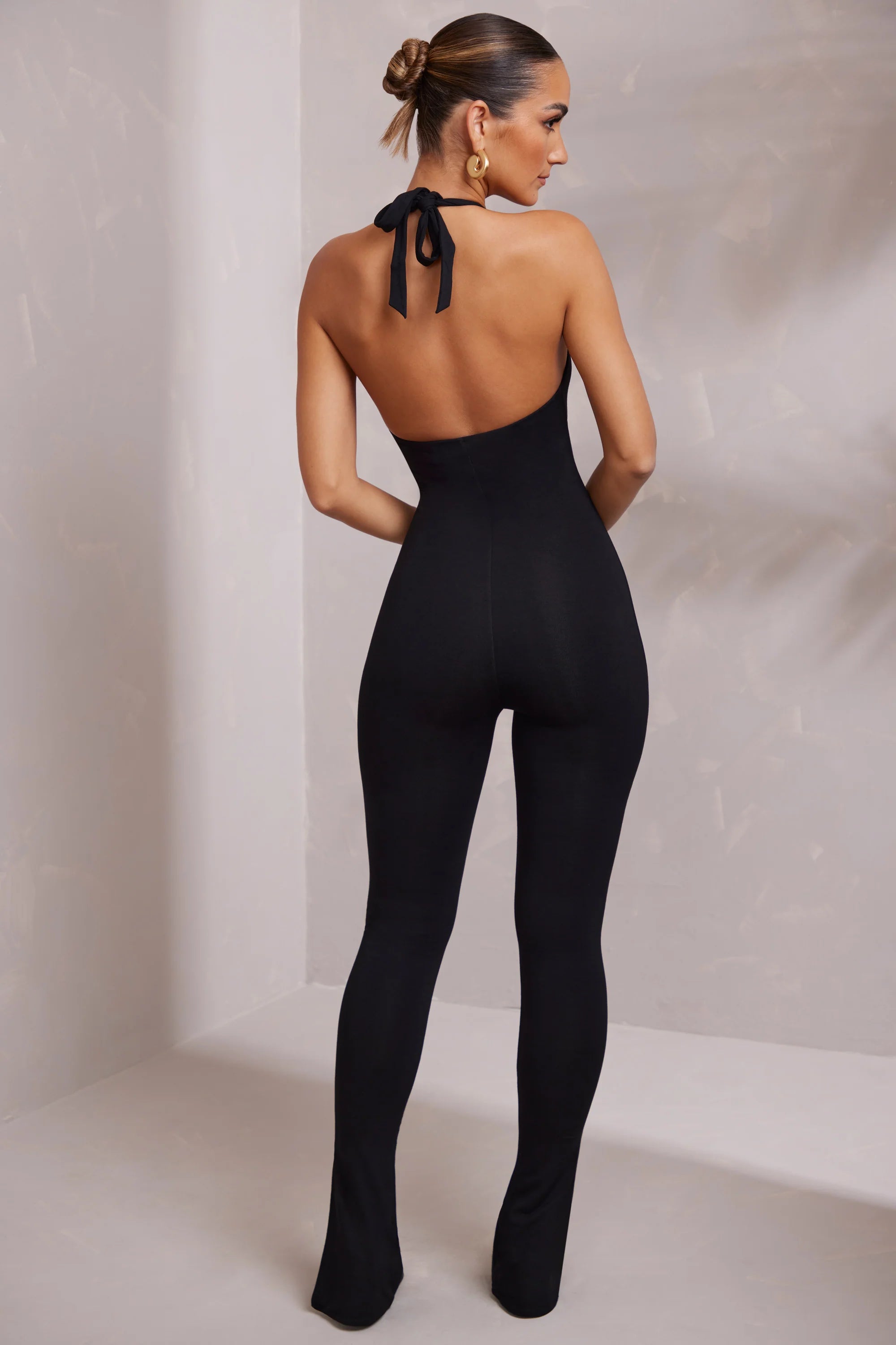 Neckholder-Jumpsuit mit tiefem Ausschnitt in Schwarz