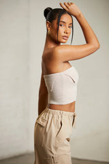 Überlappendes Bandeau-Crop-Top in Beige