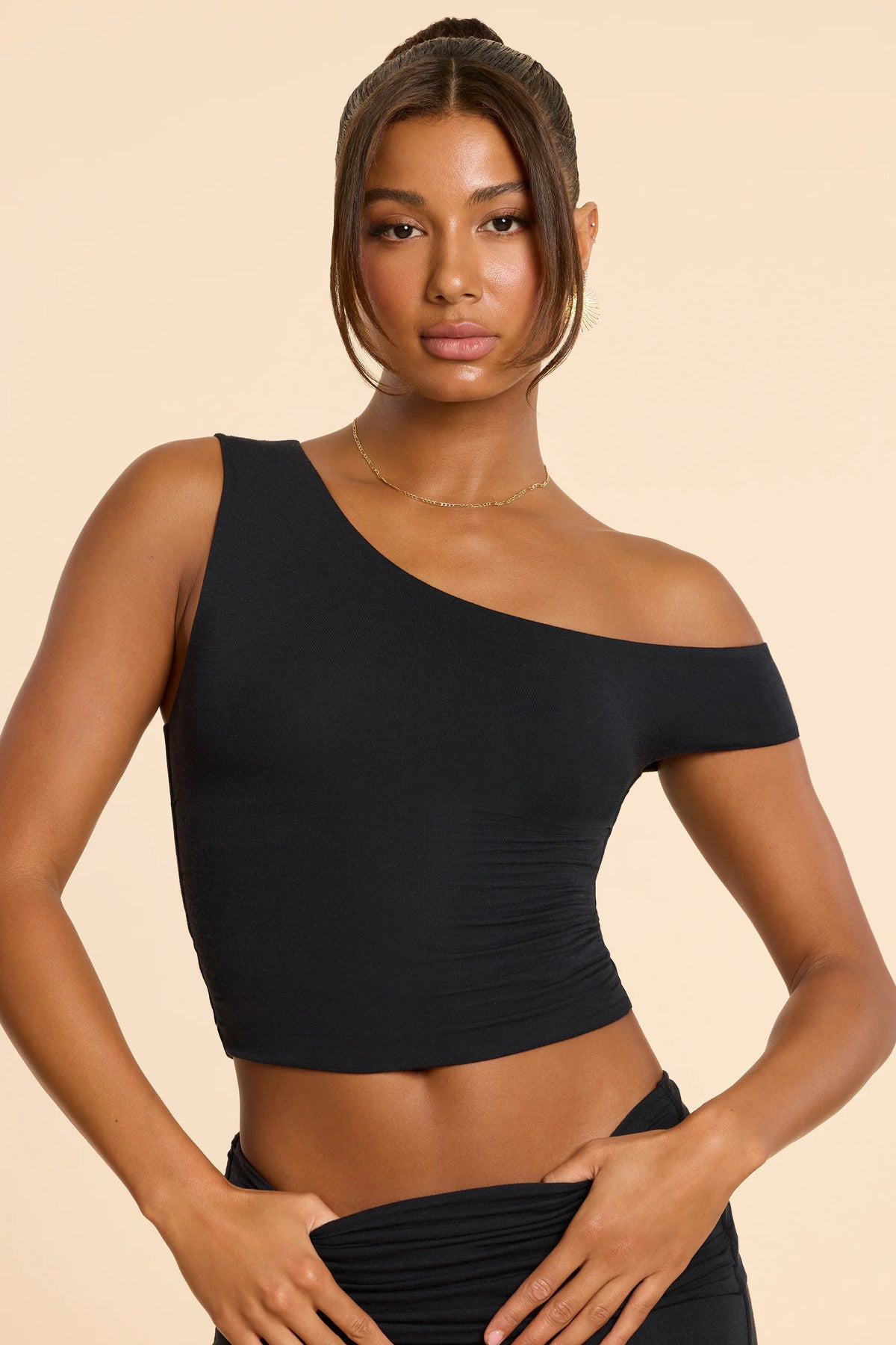 Top in misto cashmere modal con scollo asimmetrico increspato in nero