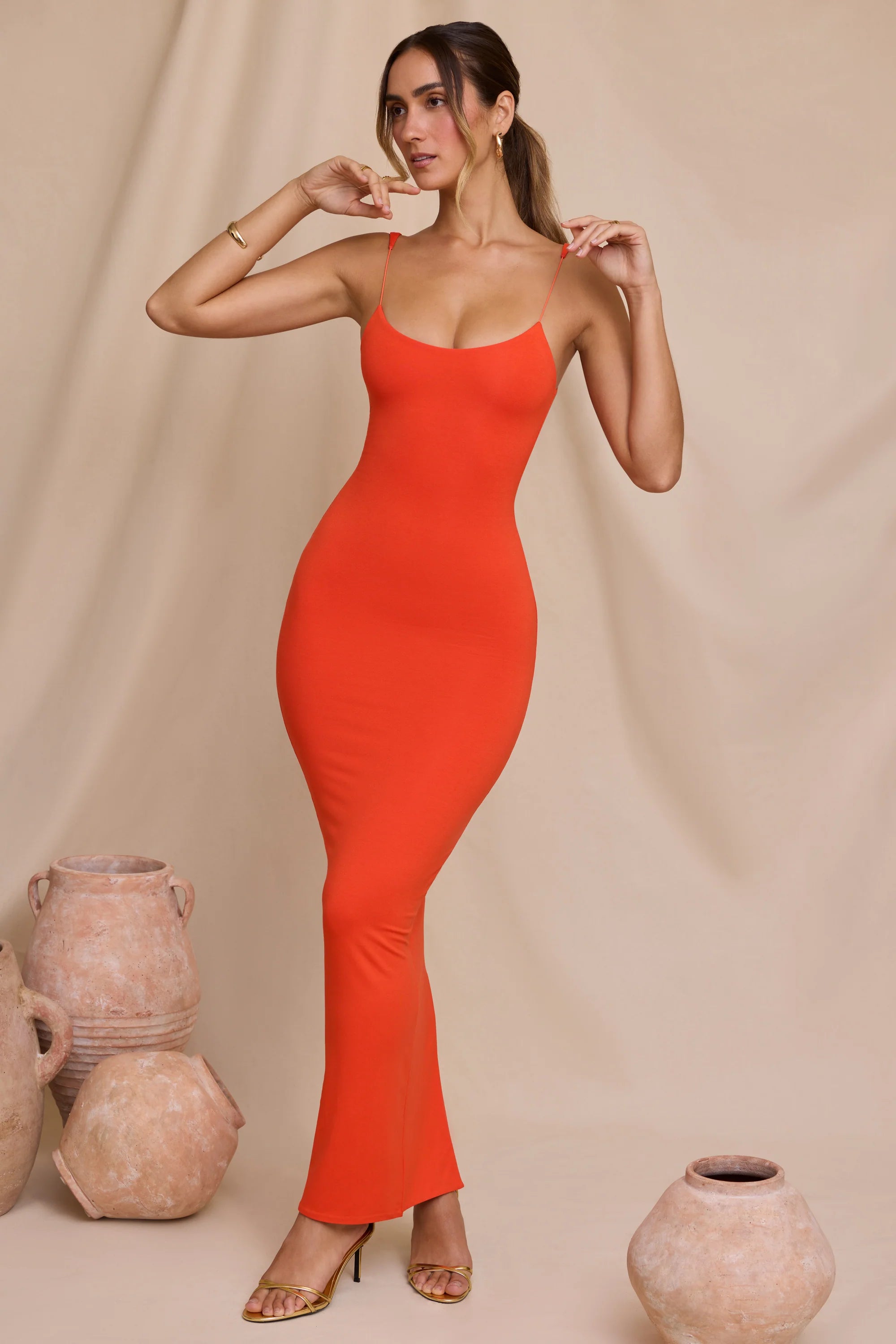 Maxikleid mit Mikro-Riemendetail in Mandarine