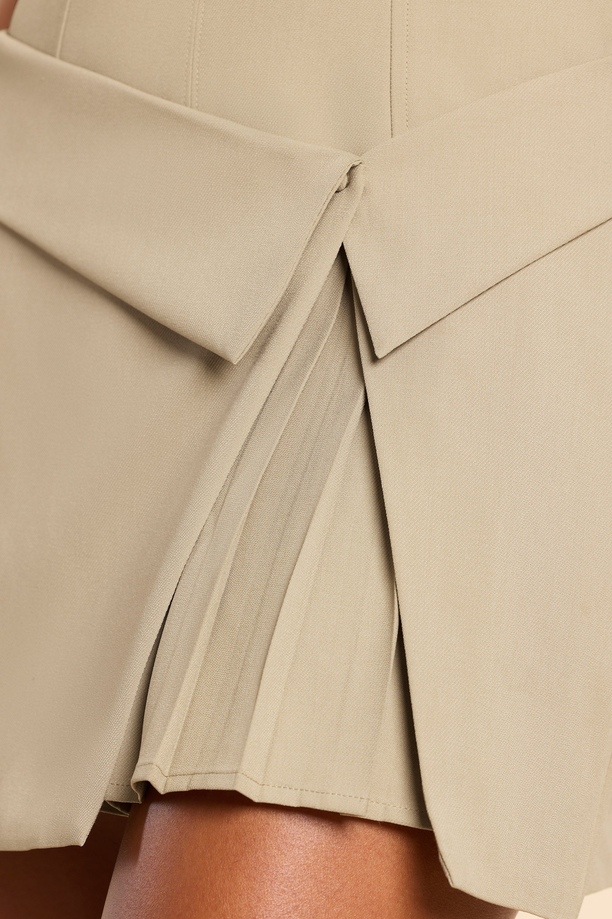 Plissiertes Wickel-Minikleid aus gewebtem Twill in Taupe