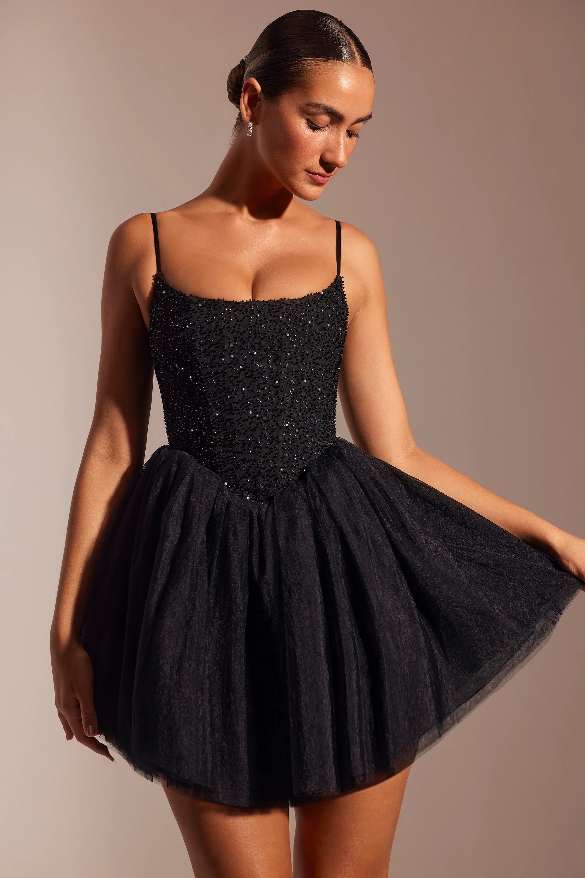 Mini abito con gonna in tulle con corsetto decorato in nero