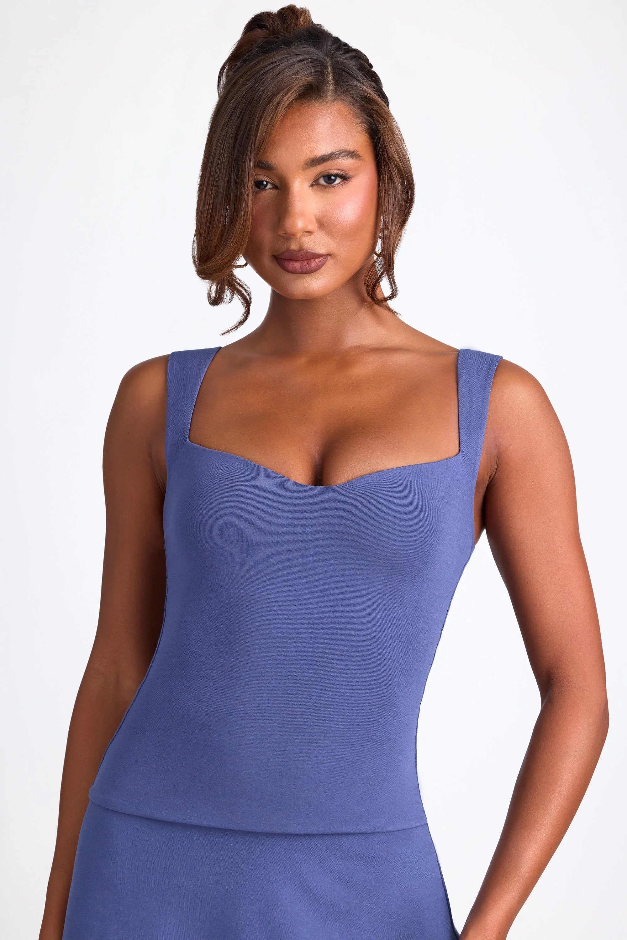 Top in modal con scollo a cuore in blu scuro