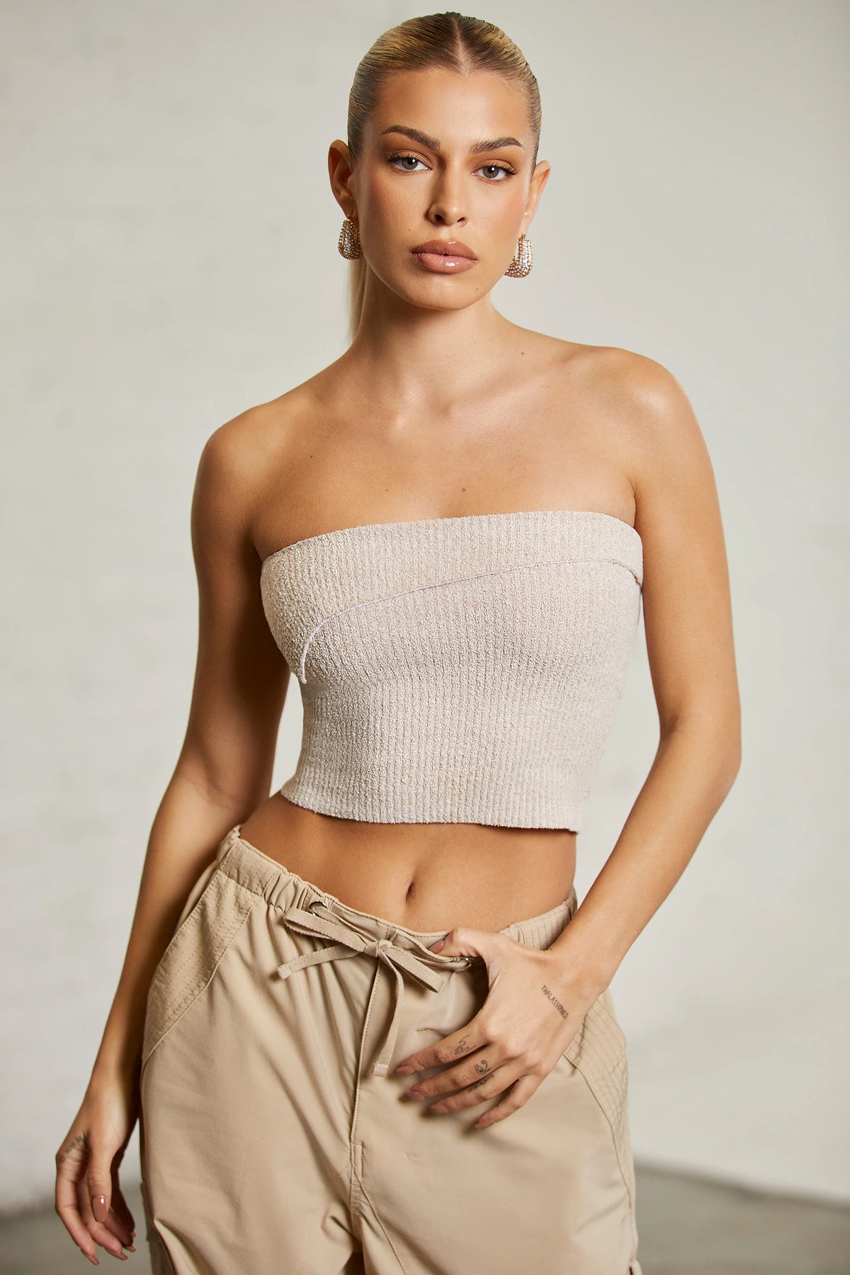 Überlappendes Bandeau-Crop-Top in Beige