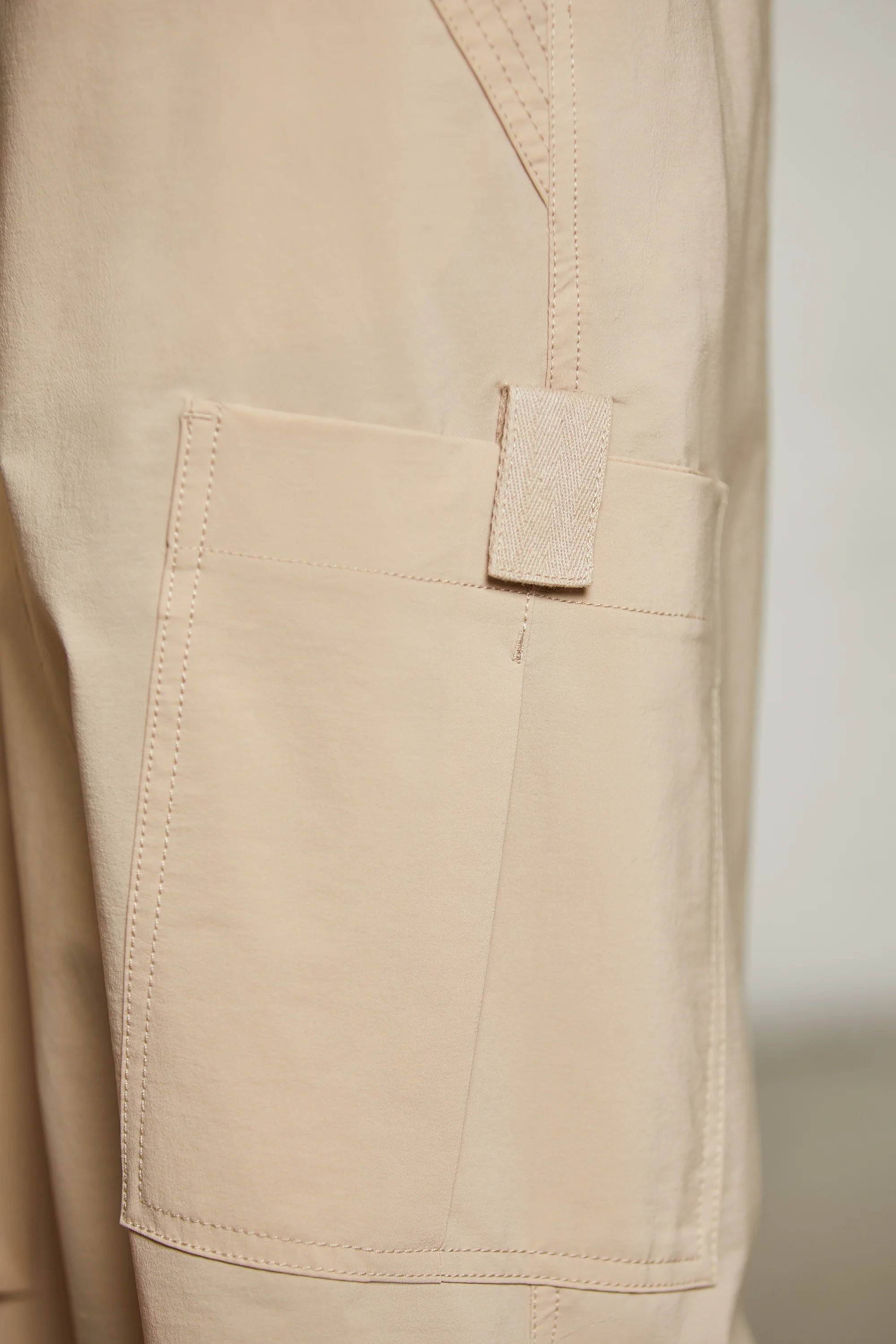 Pantaloni cargo a gamba larga in beige