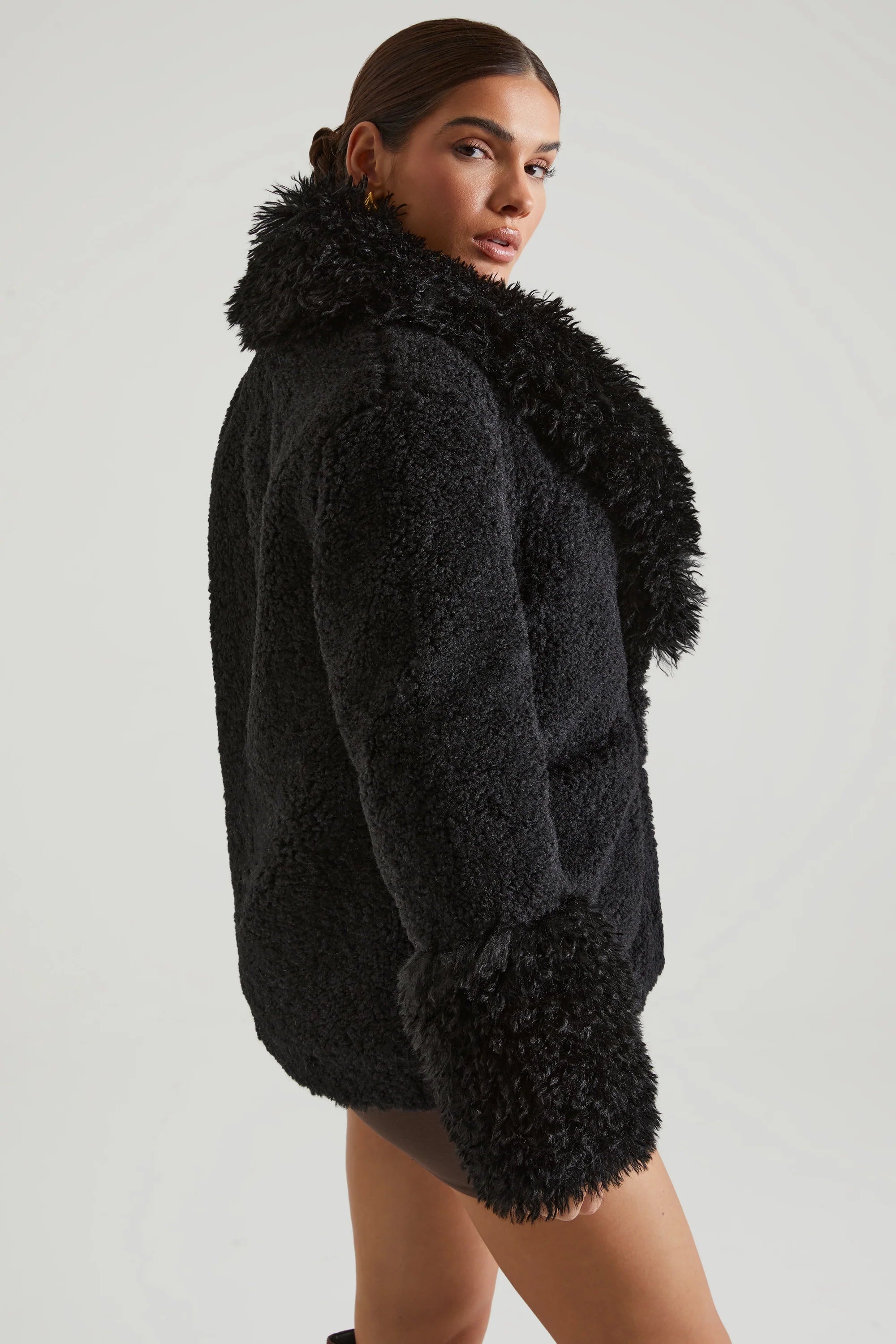 Cappotto in shearling con ampie tasche frontali in nero