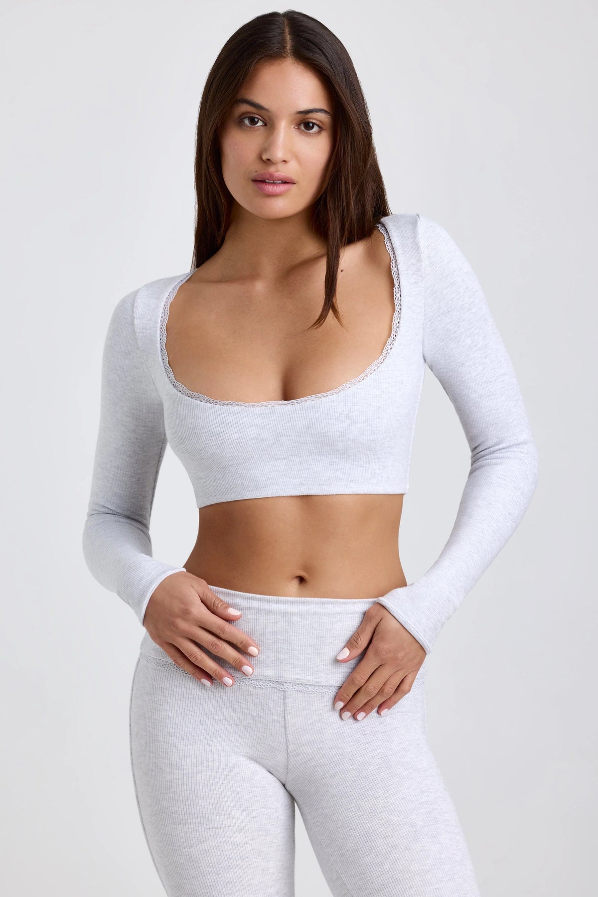 Geripptes, modales Crop-Top mit Spitzenbesatz in Grau