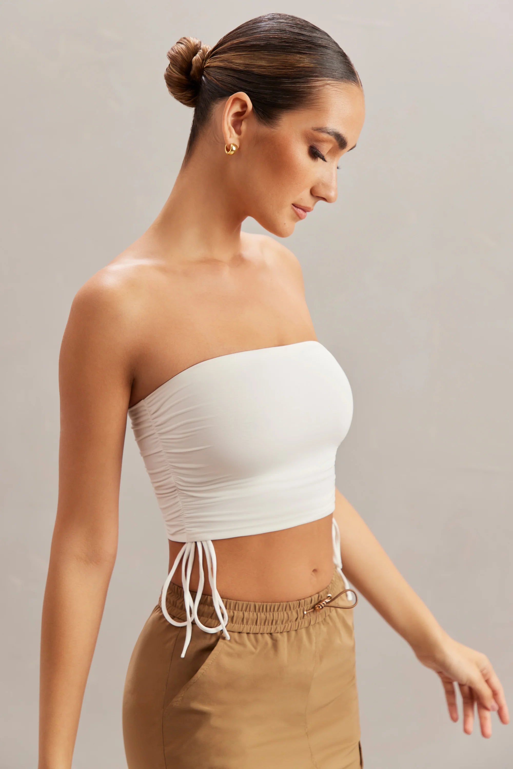 Gerüschtes Bandeau-Crop-Top in Elfenbein