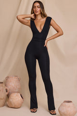 Jumpsuit mit tiefem Ausschnitt und geraffter Taille in Schwarz