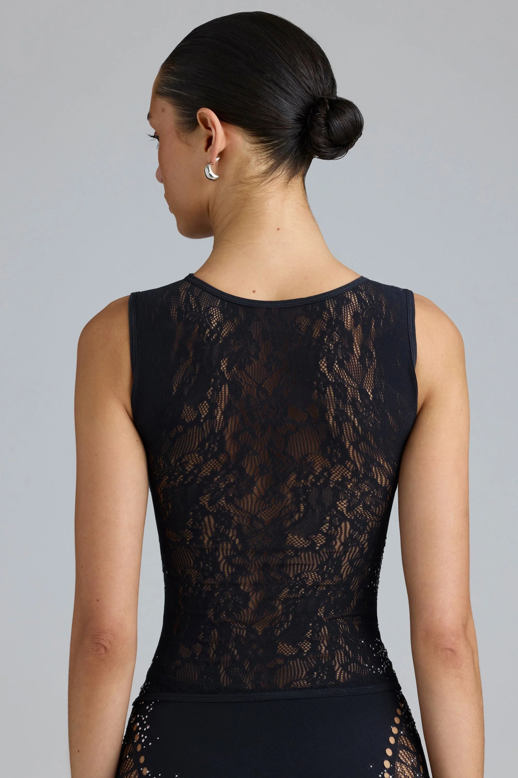 Verziertes, geschnürtes High-Neck-Top in Schwarz