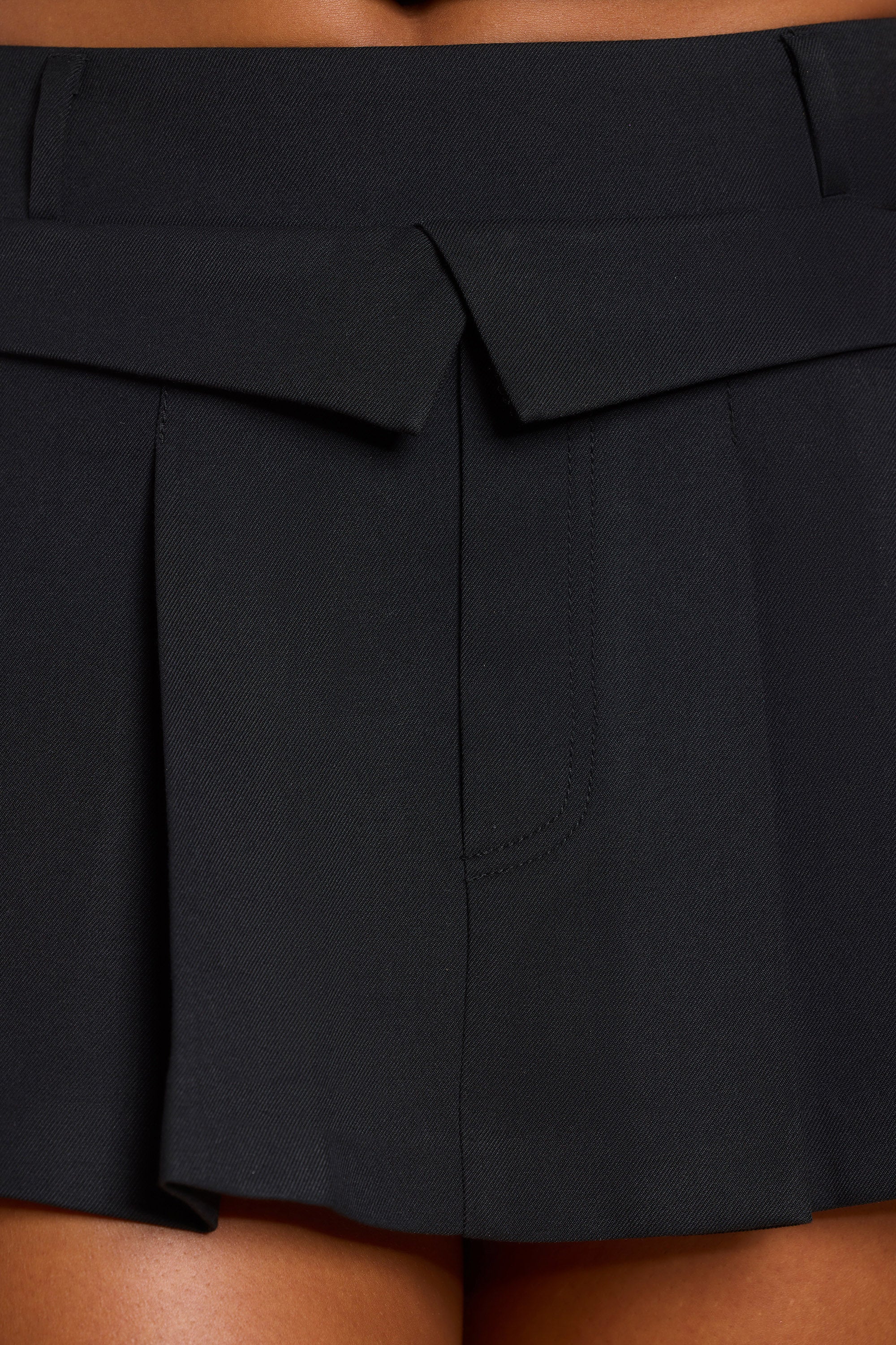 Mittelhoher, plissierter Micro-Minirock aus gebürstetem Twill in Schwarz