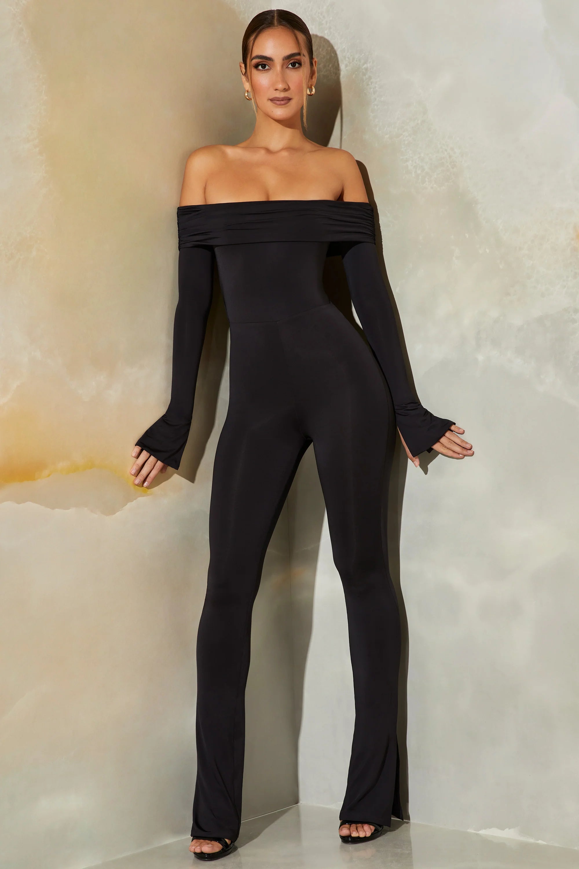 Langärmliger Jumpsuit mit offenem Rücken in Schwarz