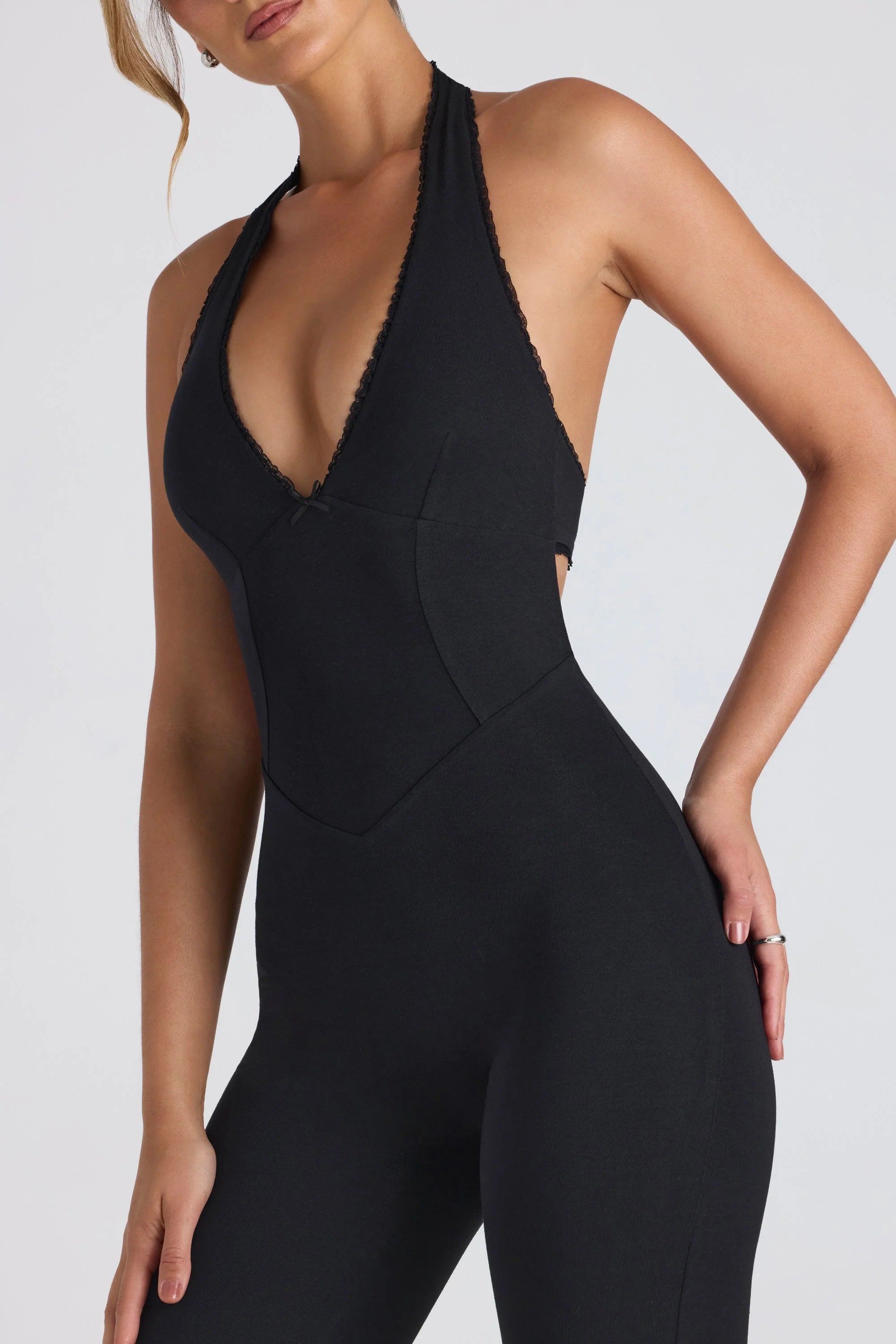 Petite – Ausgestellter Jumpsuit aus Modal mit Spitzenbesatz und Cut-Outs in Schwarz