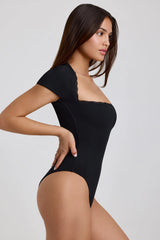 Gerippter Modal-Bodysuit mit Spitzenbesatz in Schwarz