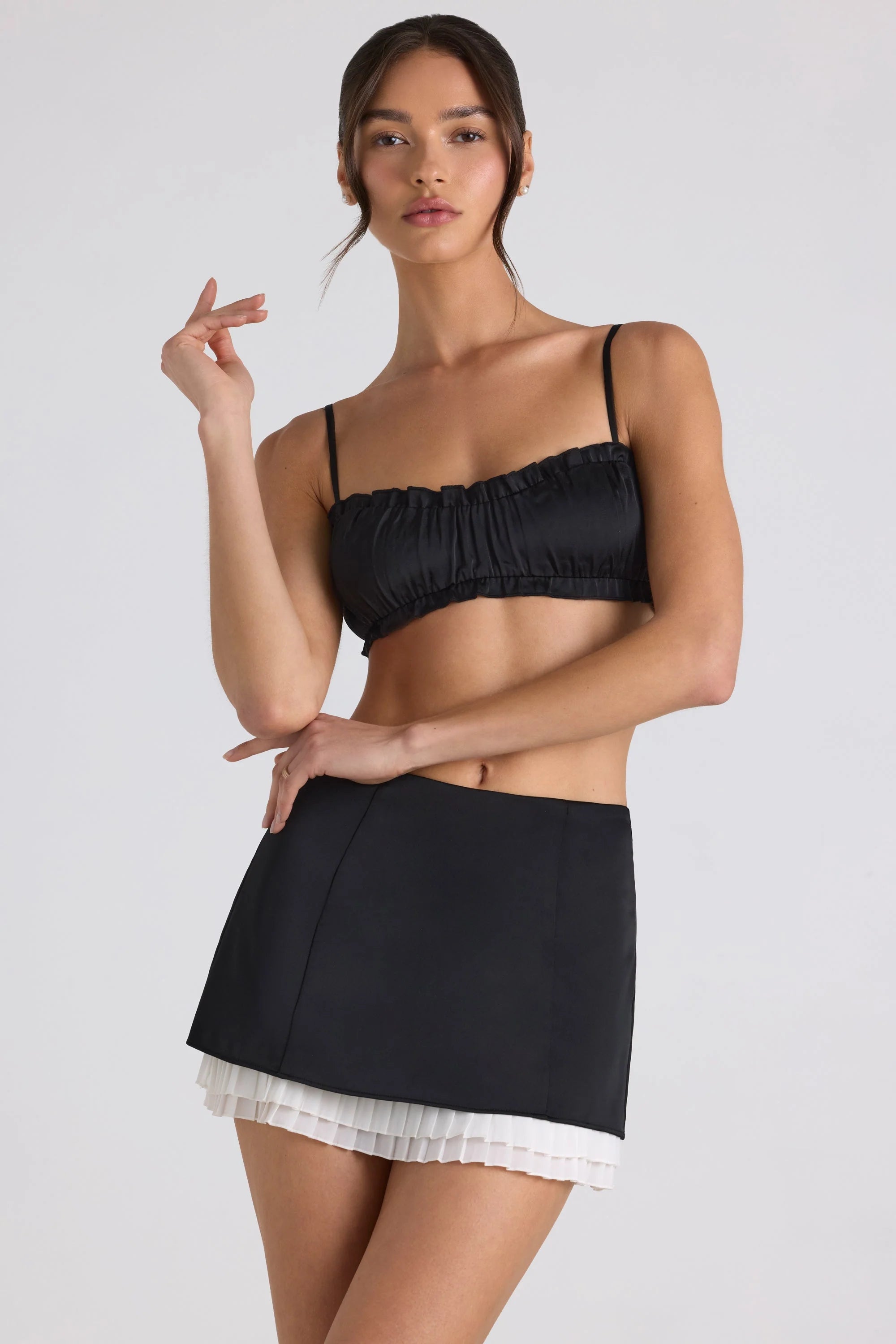 Crop Top mit gesmokten Rüschenbesatz in Schwarz