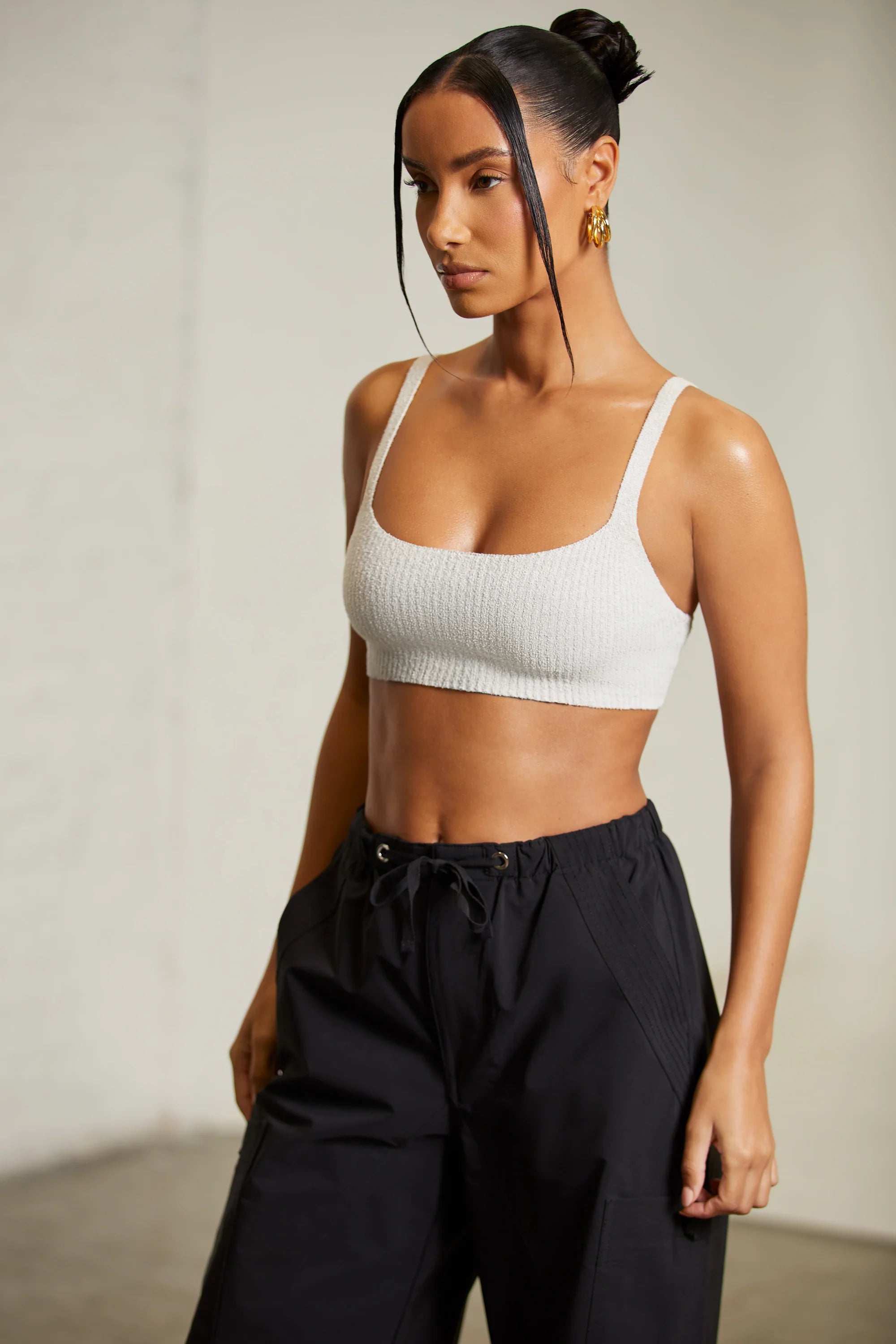 Crop Top mit abgerundetem Ausschnitt in Grau