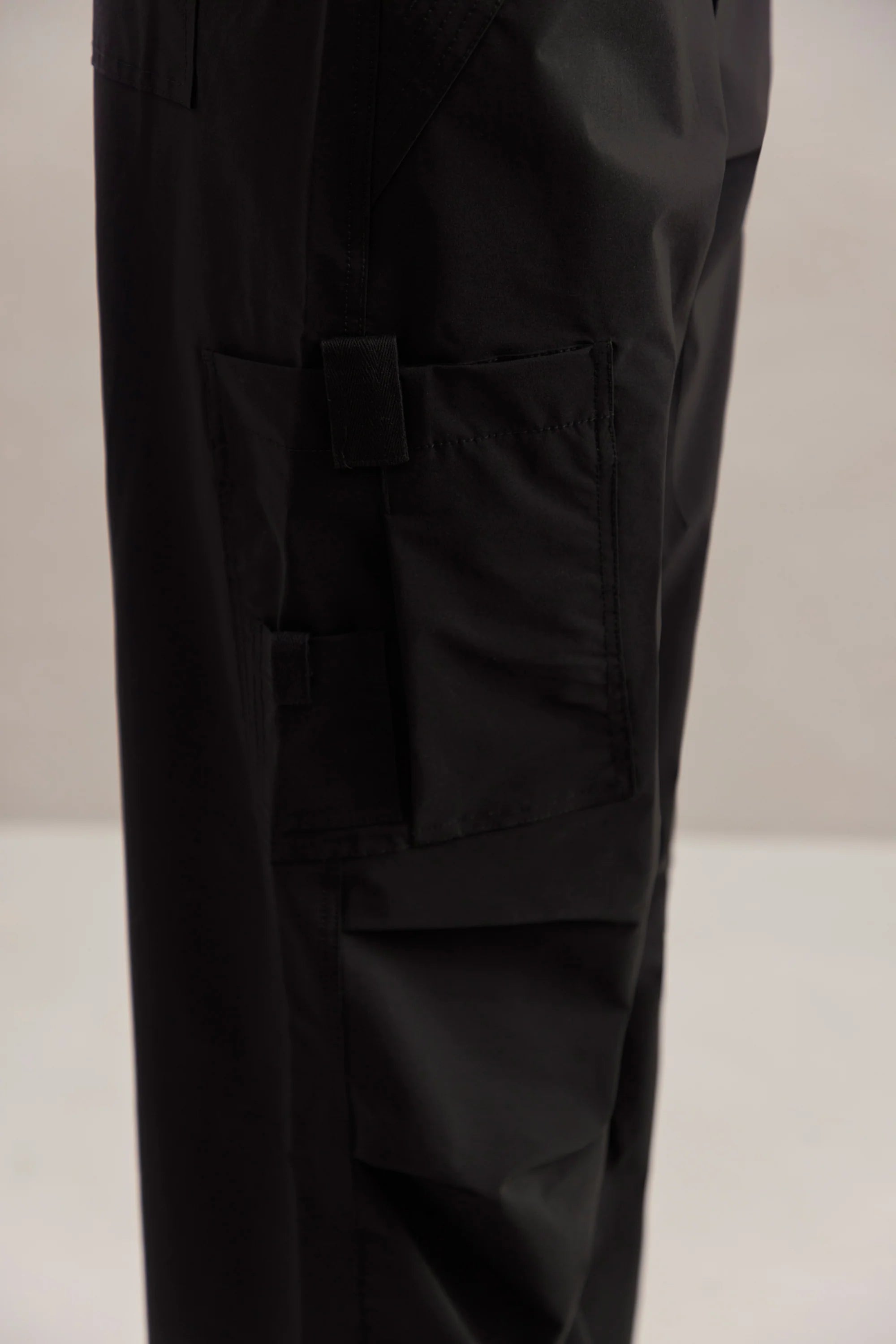 Cargohose mit weitem Bein in Schwarz