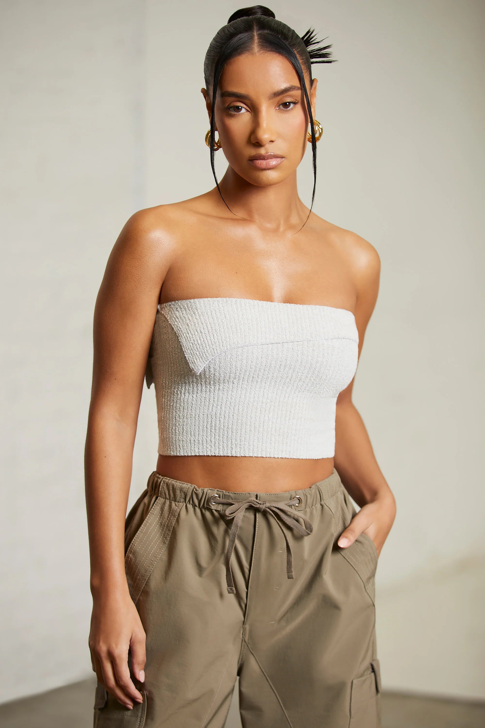 Überlappendes Bandeau-Crop-Top in Grau