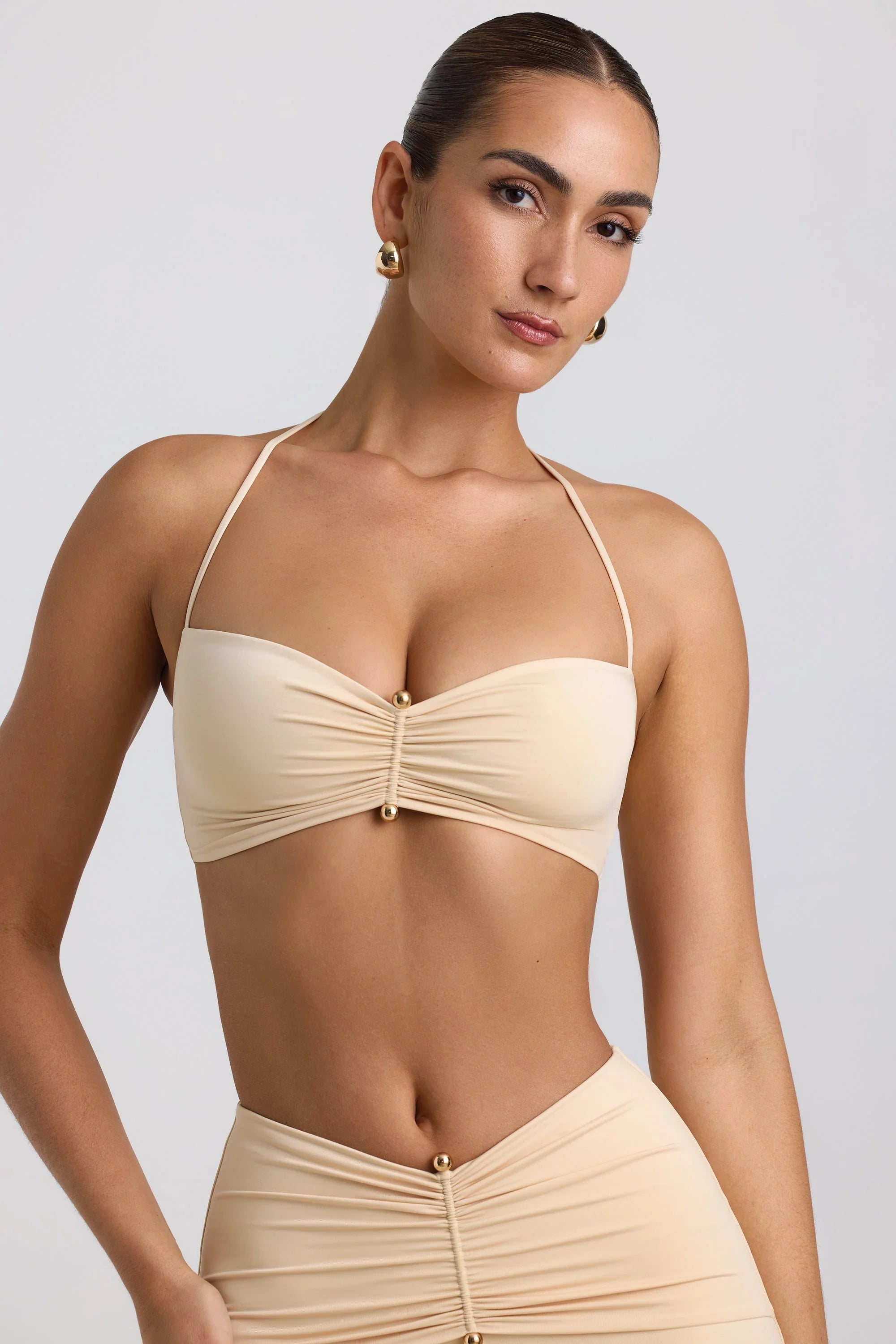 Bralette con dettagli hardware in jersey attillato al collo in crema di burro