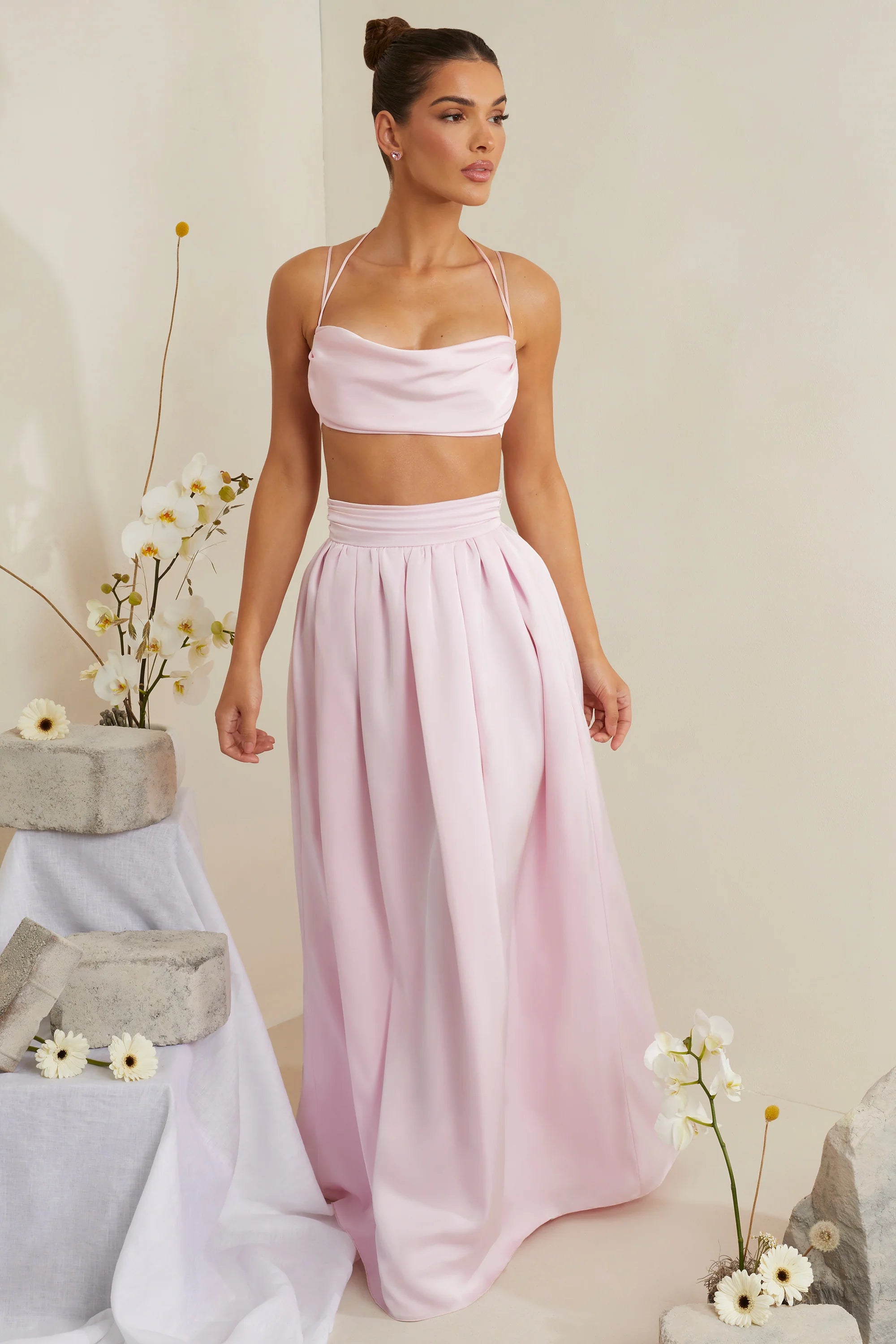 Crop-Top aus schwerem Satin mit Wasserfallausschnitt in Rosa