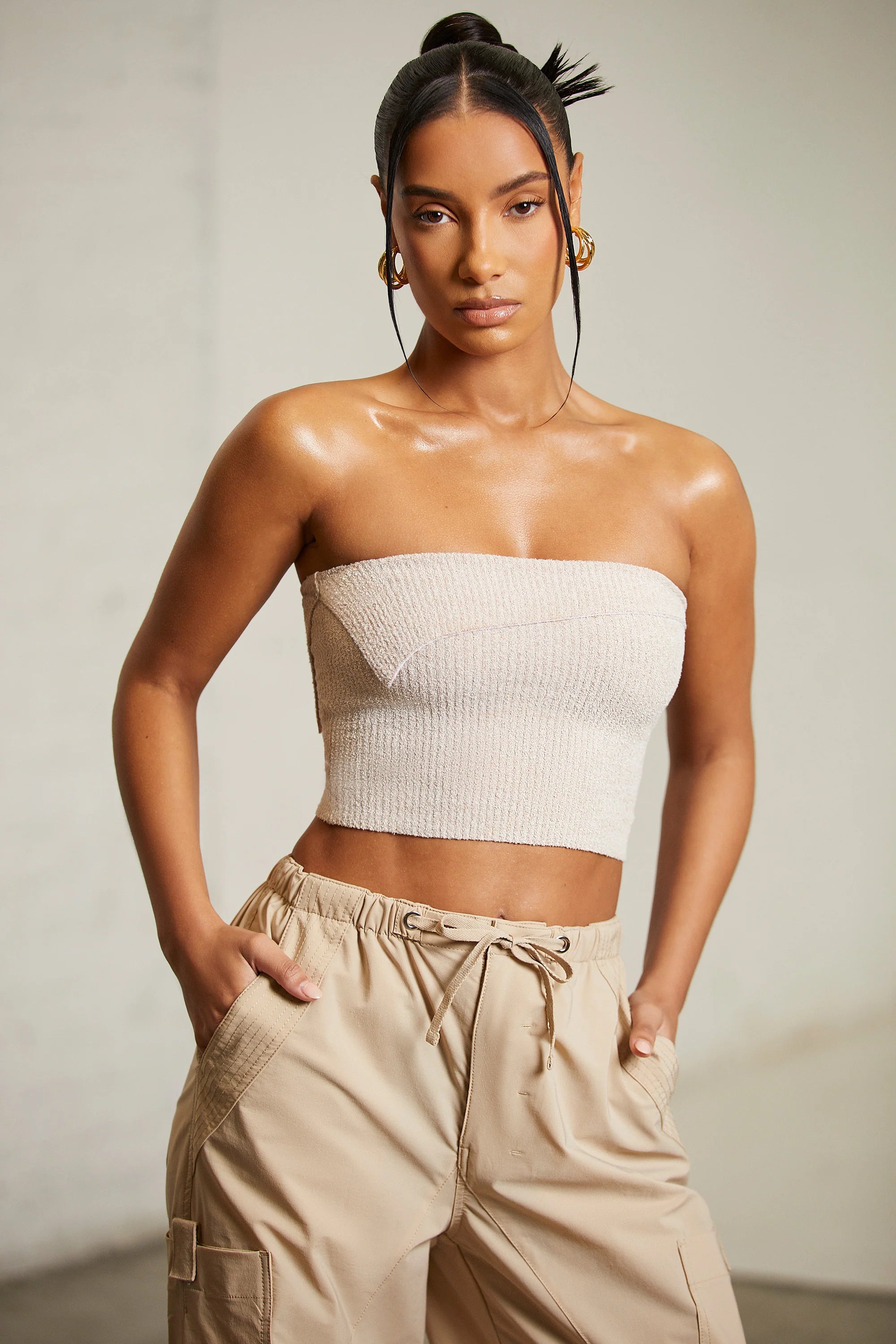 Überlappendes Bandeau-Crop-Top in Beige