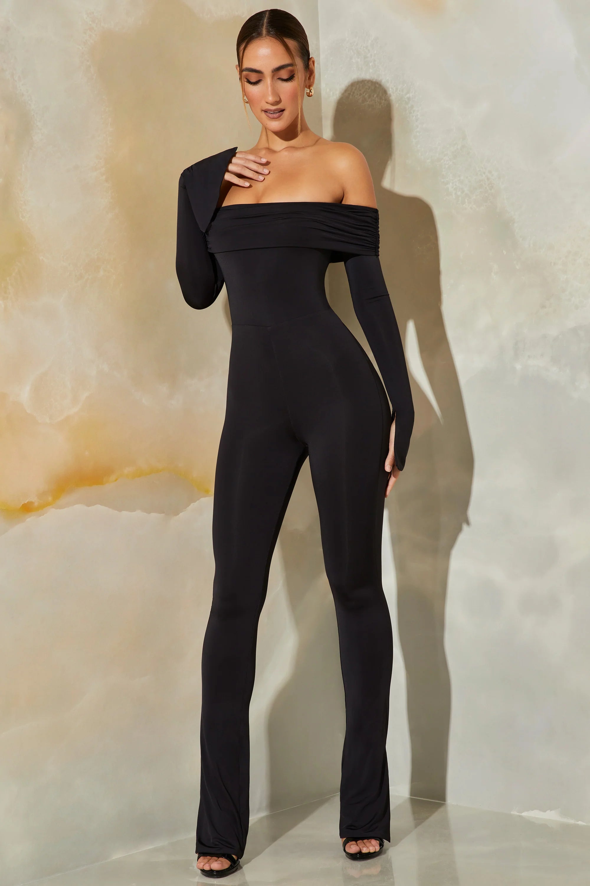 Langärmliger Jumpsuit mit offenem Rücken in Schwarz