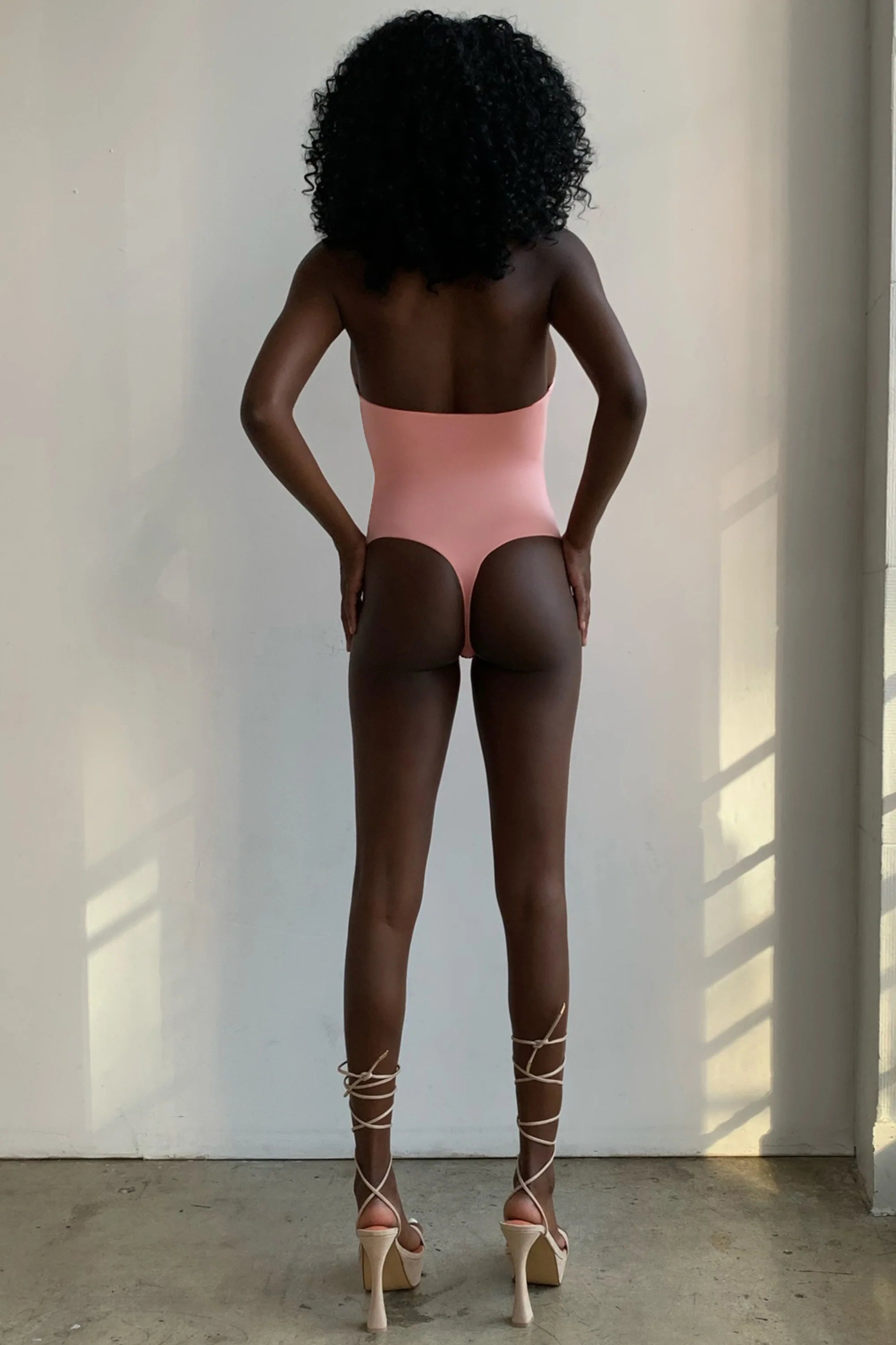 Bodysuit mit überkreuzter Vorderseite in Blush