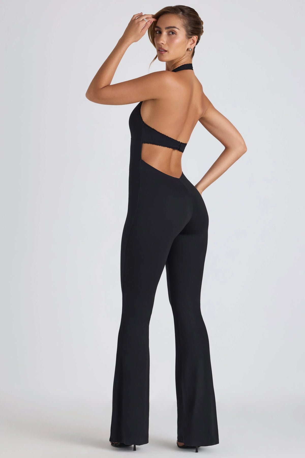 Petite – Ausgestellter Jumpsuit aus Modal mit Spitzenbesatz und Cut-Outs in Schwarz