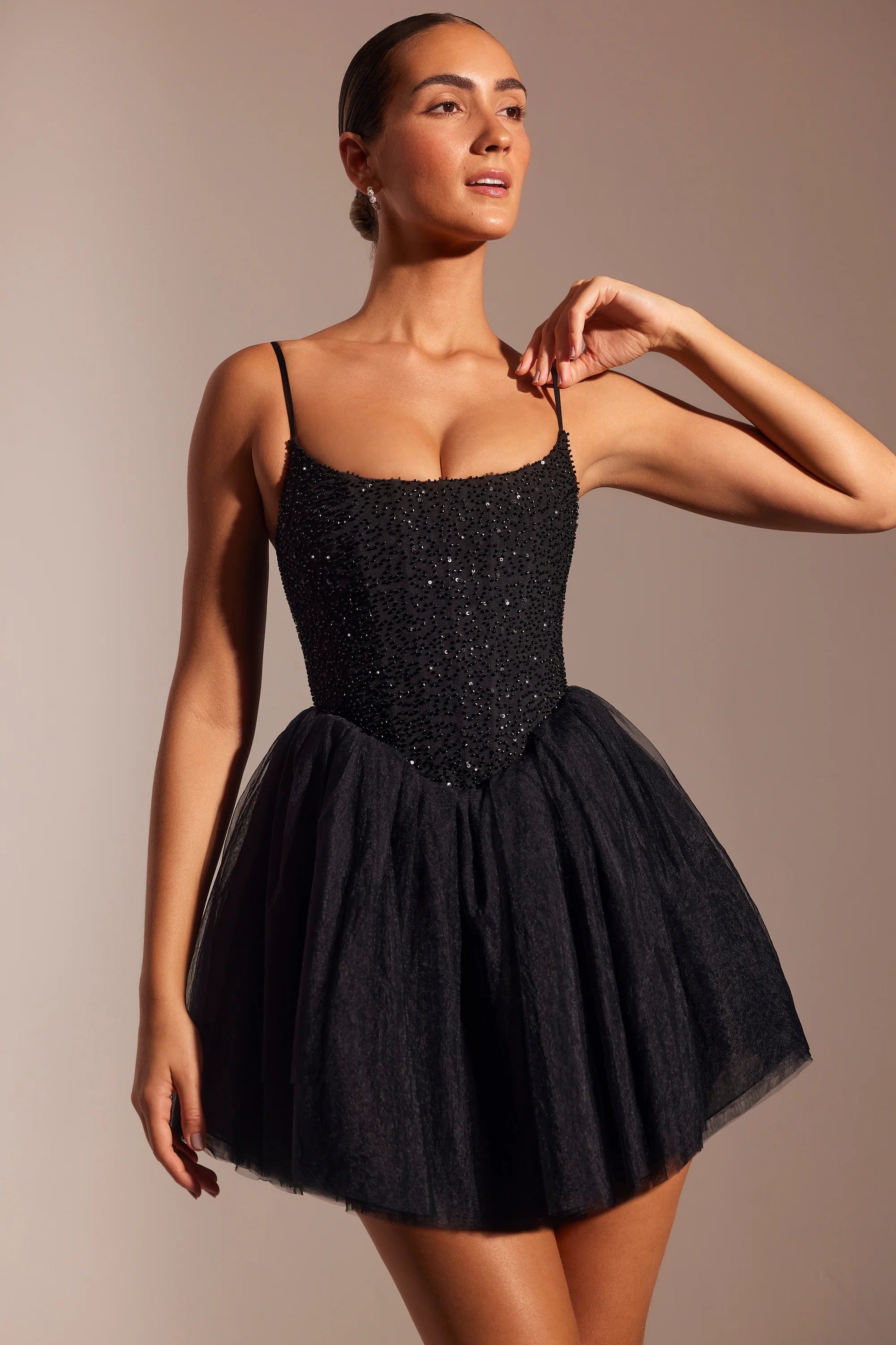 Mini abito con gonna in tulle con corsetto decorato in nero