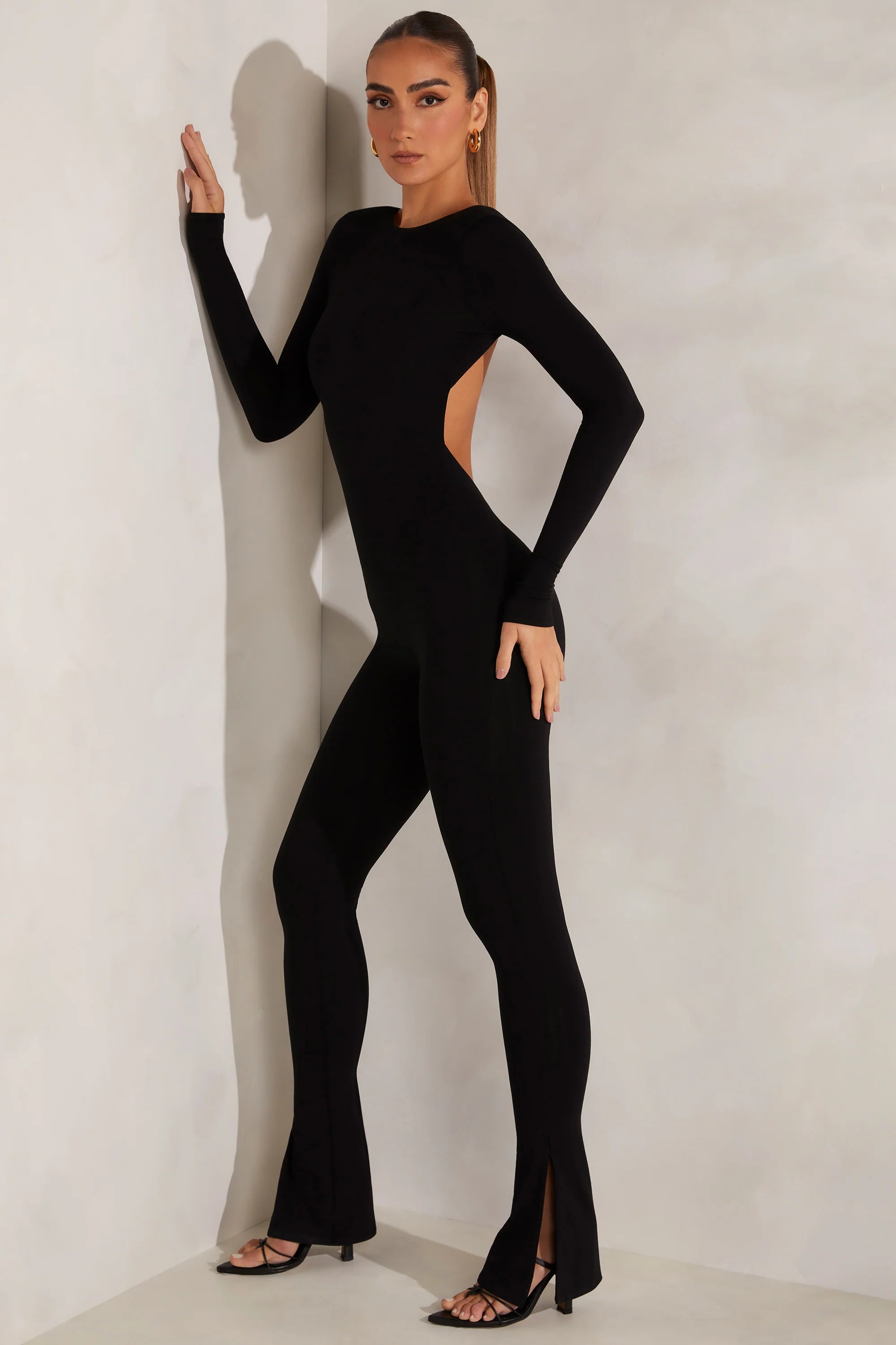 Hochgeschlossener Jumpsuit mit offenem Rücken in Schwarz