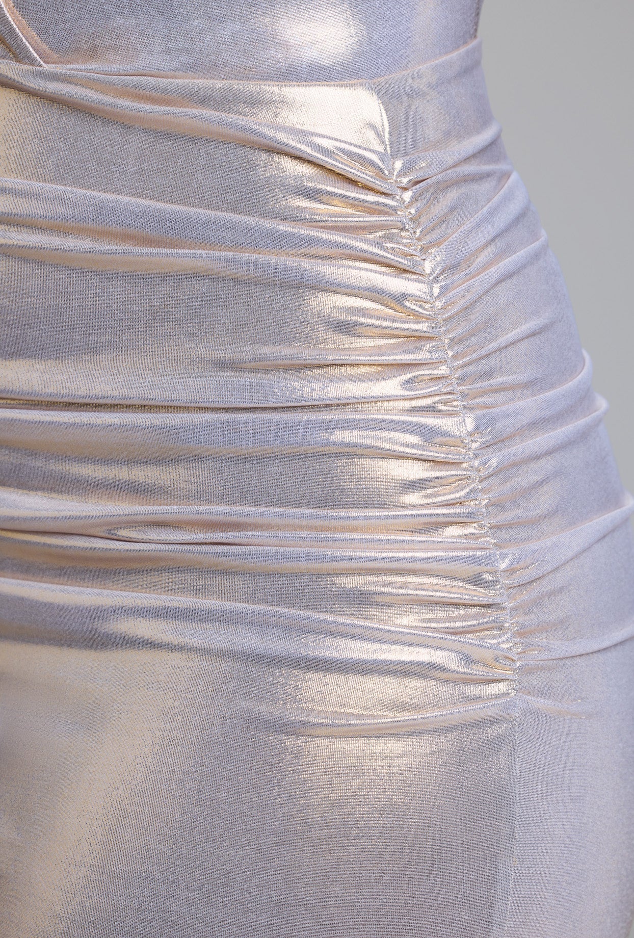 Abendkleid aus Metallic-Jersey mit Kapuze in Hellgold