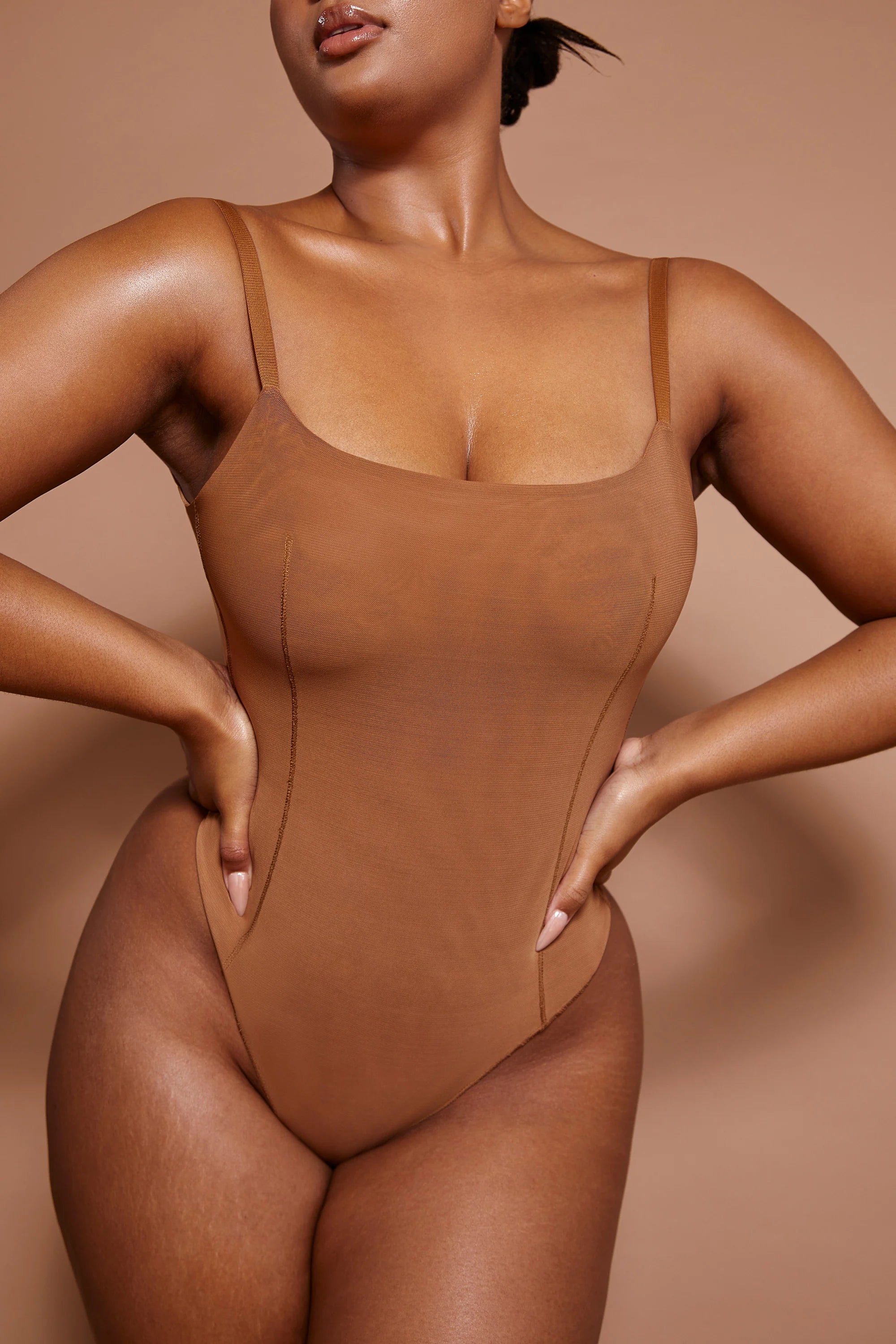 Weicher Mesh-Bodysuit in Mandel